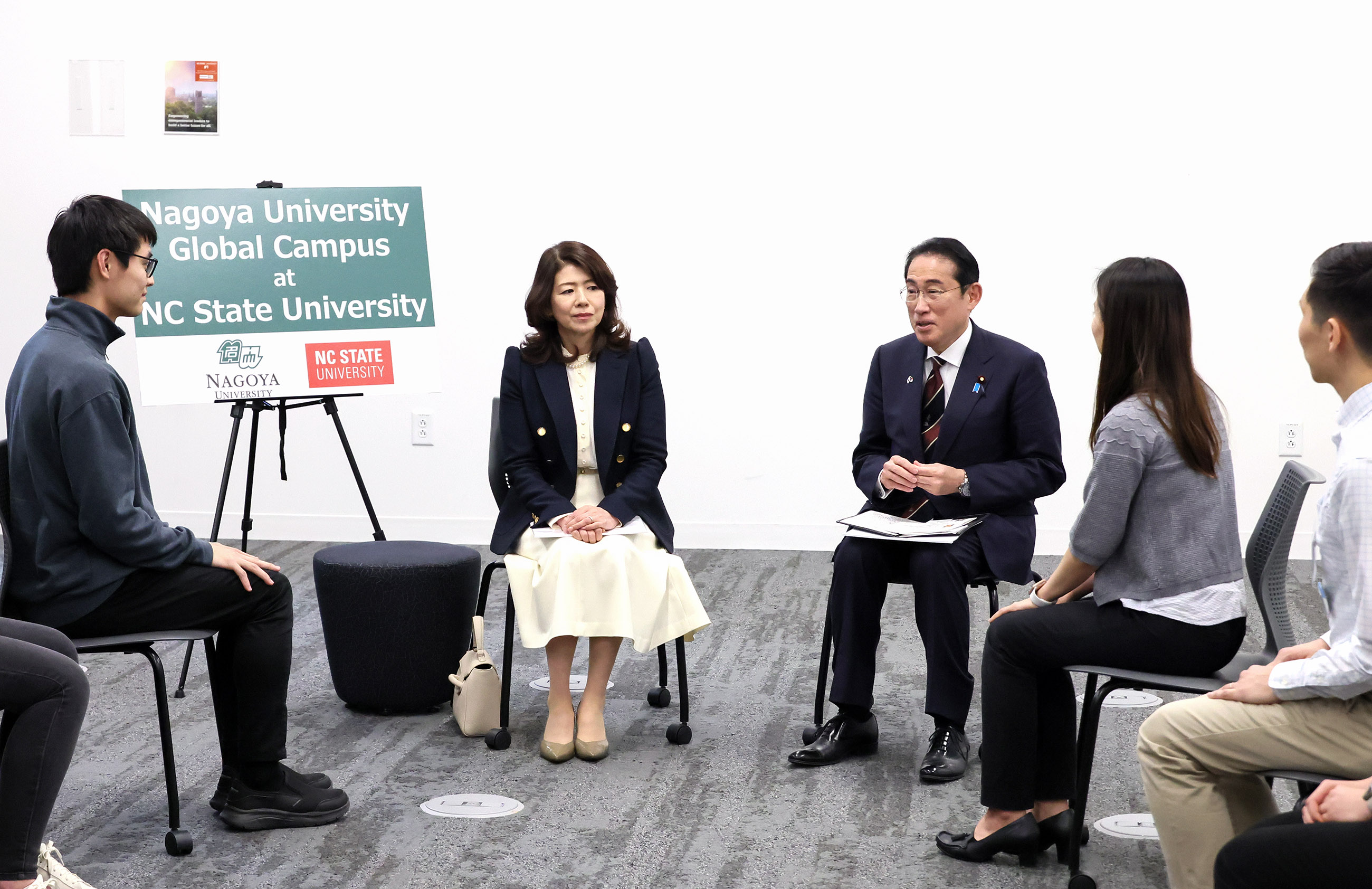 Prime Minister Kishida holding talks with Japanese students studying abroad (3)