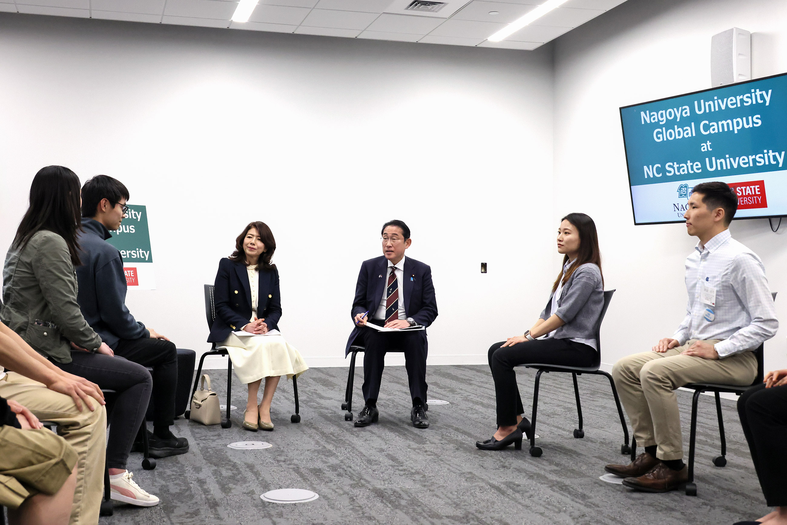 Prime Minister Kishida holding talks with Japanese students studying abroad (4)