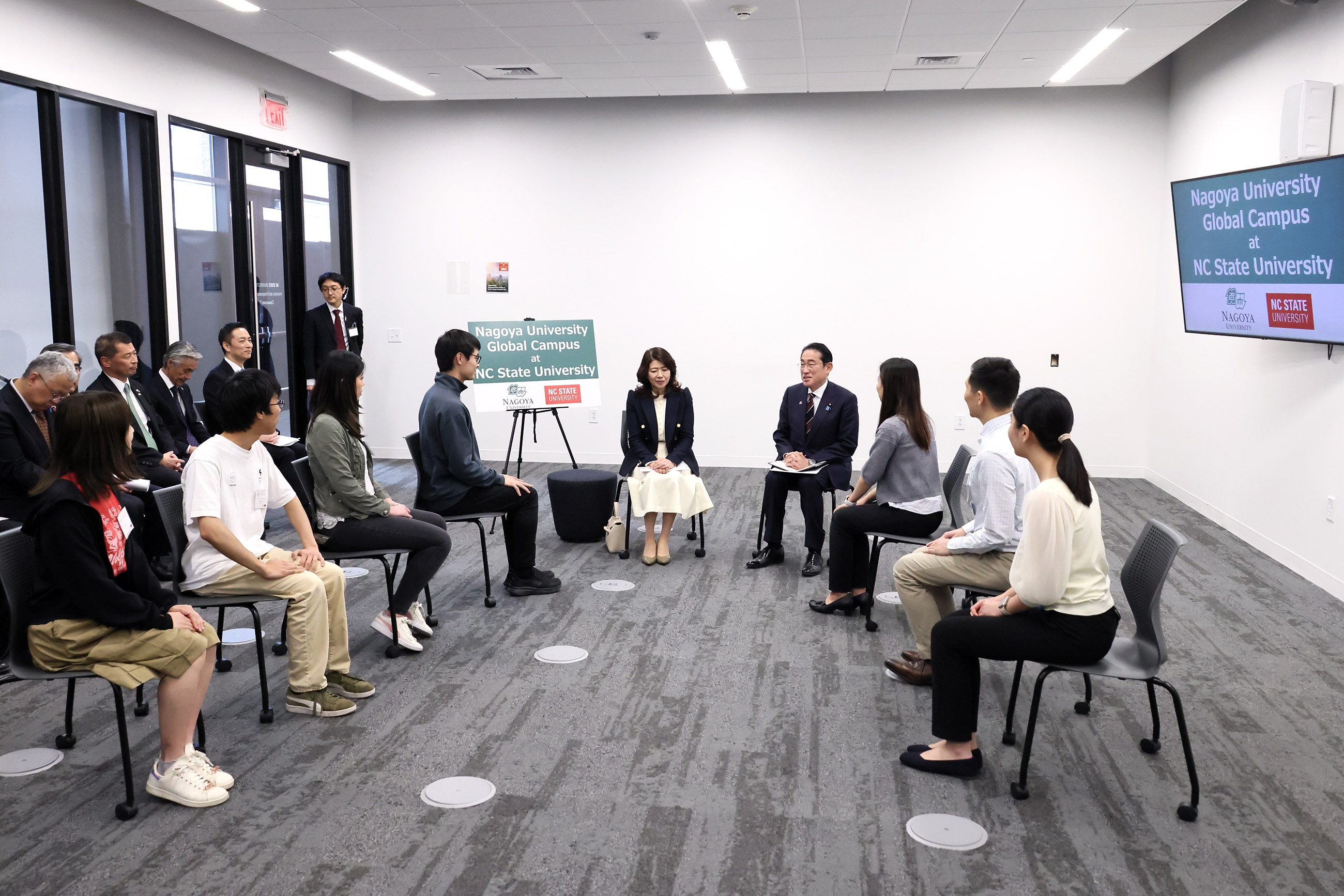 Prime Minister Kishida holding talks with Japanese students studying abroad (2)