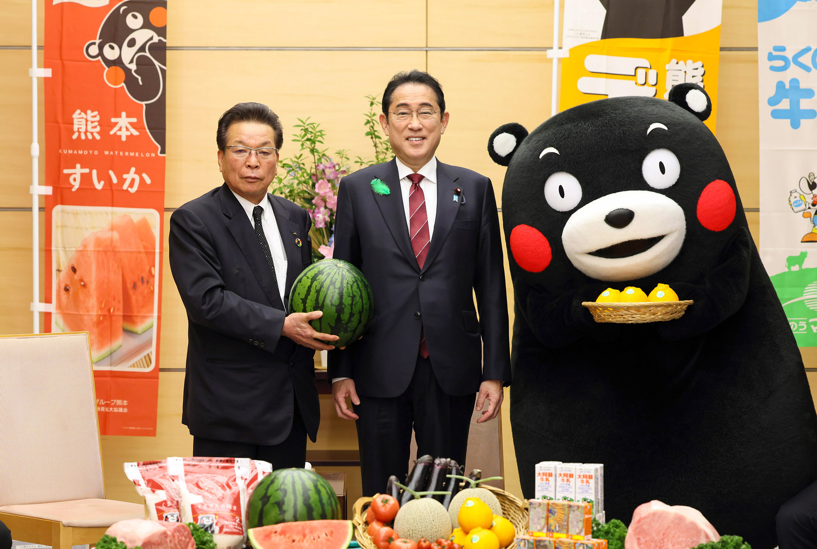 Prime Minister Kishida being presented with watermelons and Dekopons (1)