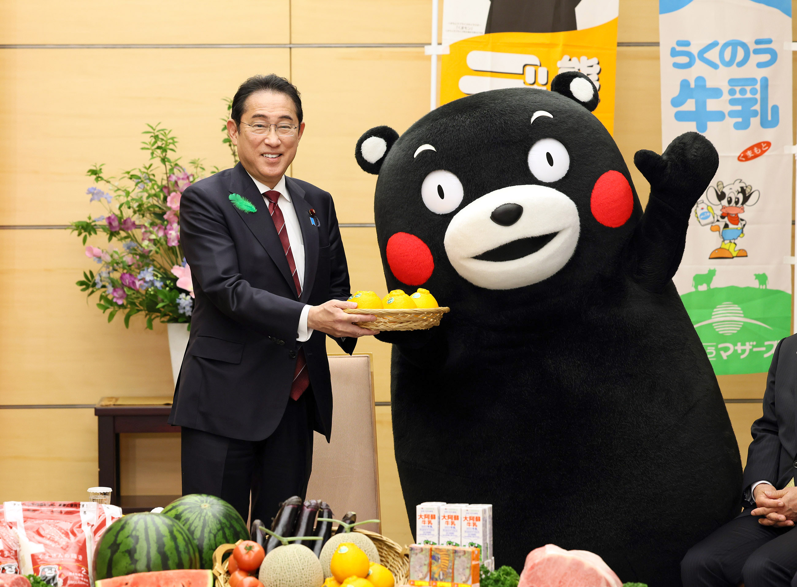 Prime Minister Kishida being presented with watermelons and Dekopons (2)