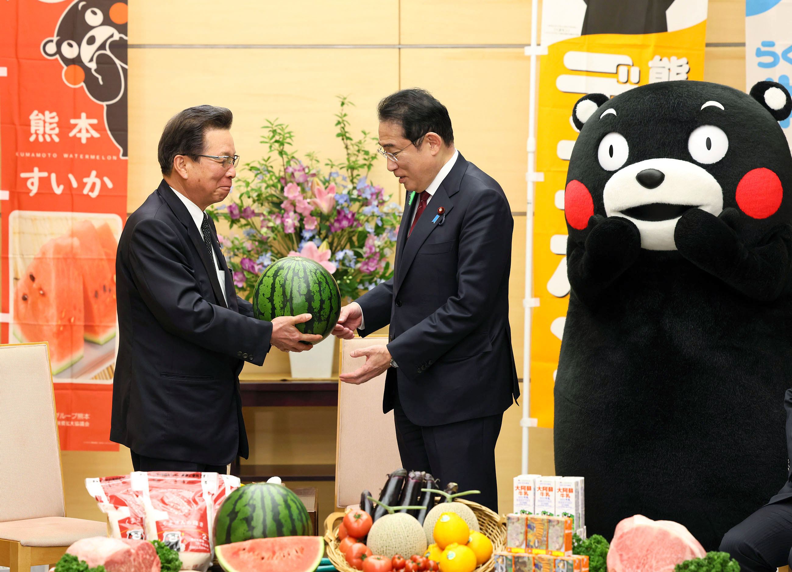 Prime Minister Kishida being presented with watermelons and Dekopons (3)