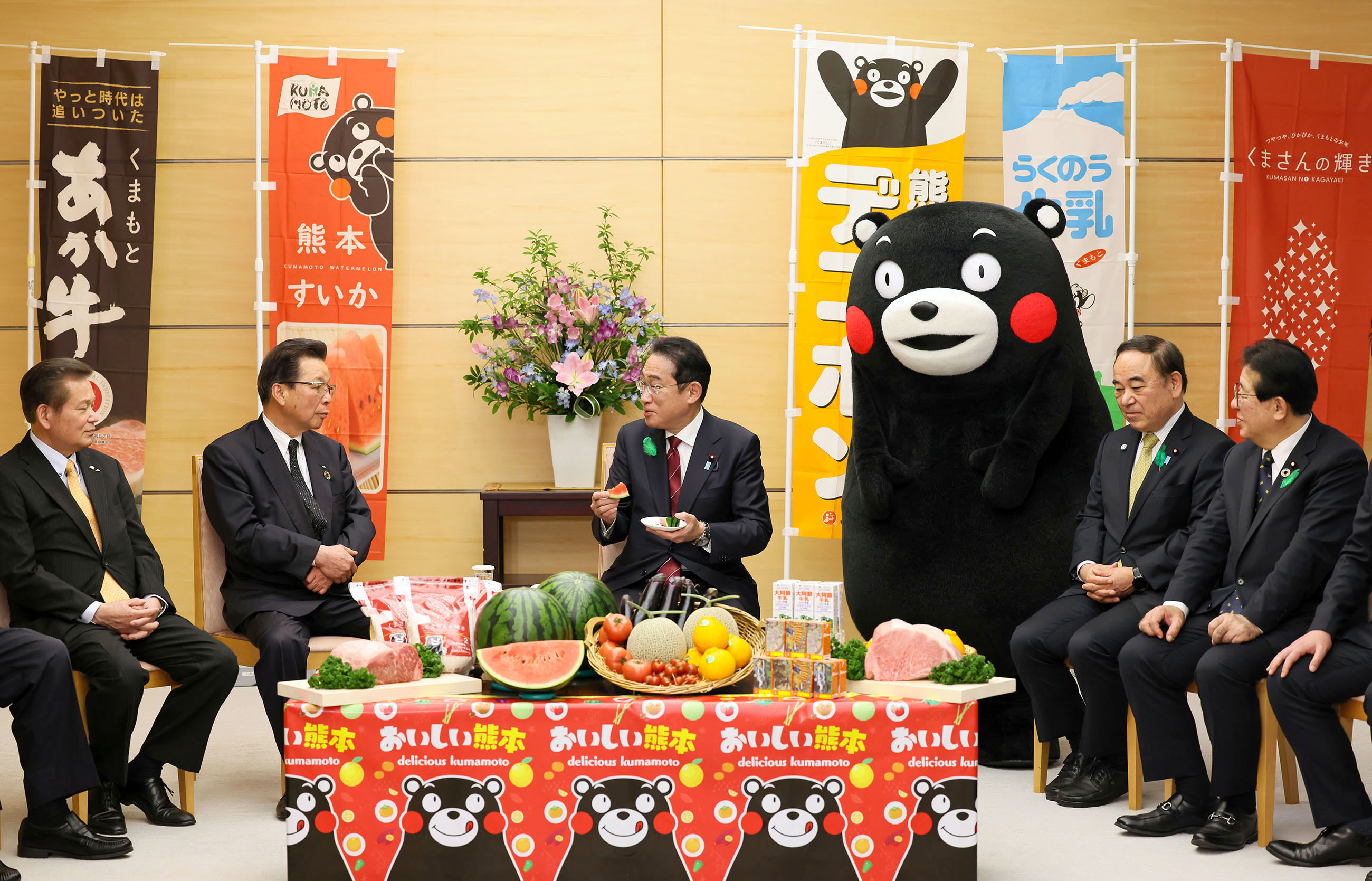 Prime Minister Kishida being presented with watermelons and Dekopons (5)
