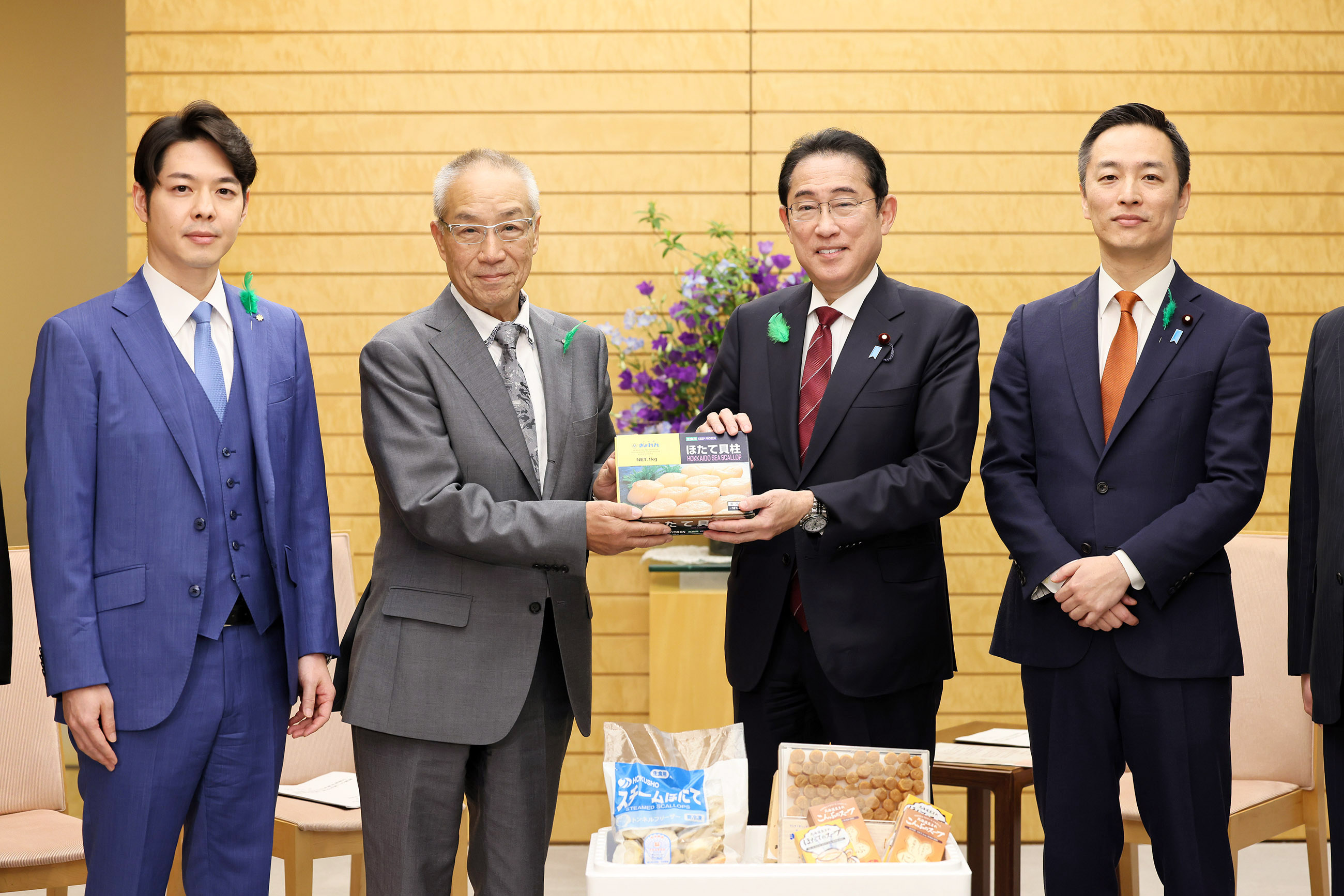 Prime Minister Kishida receiving the requests (1)
