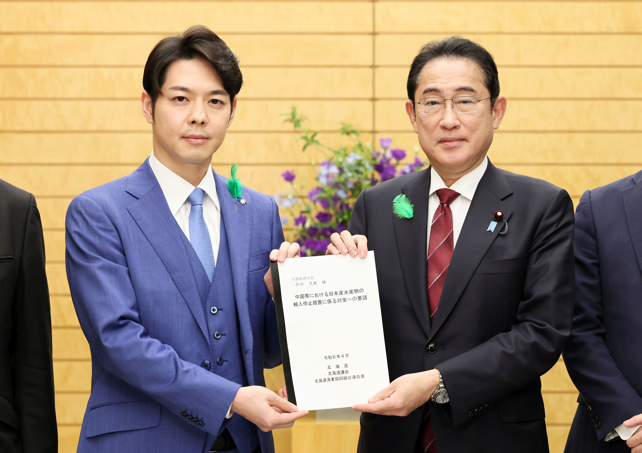 Prime Minister Kishida receiving the requests (2)