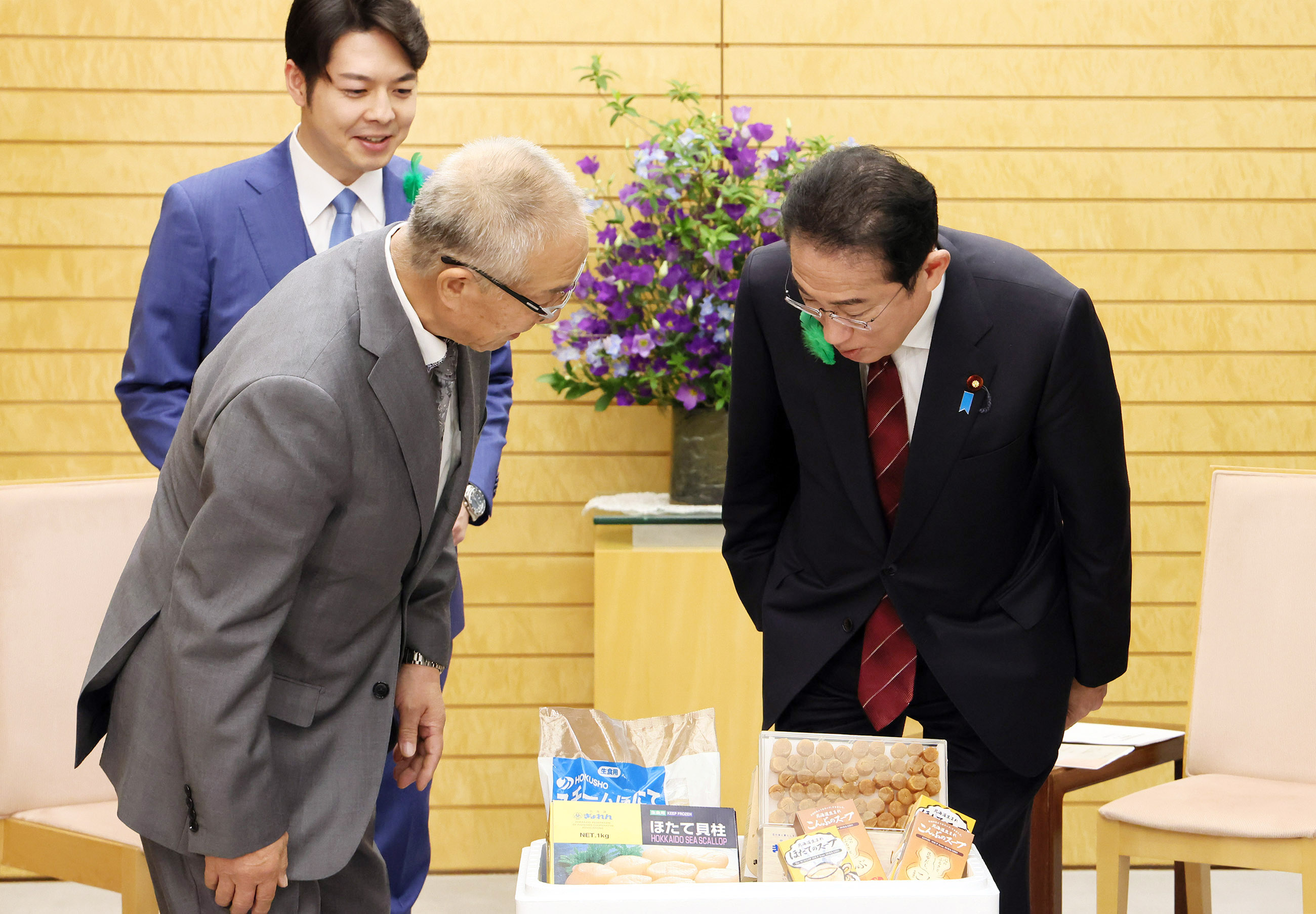 Prime Minister Kishida receiving the requests (4)