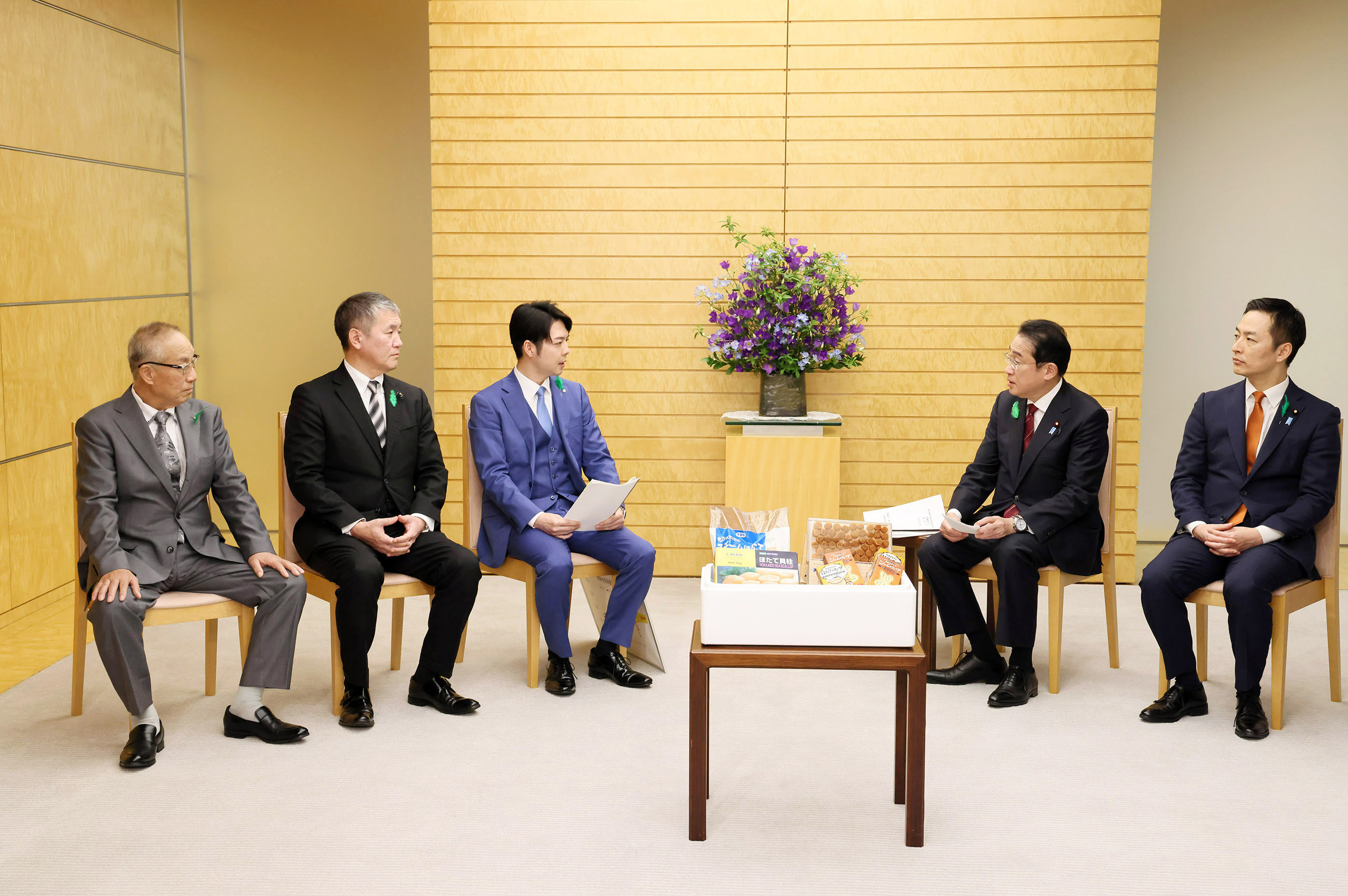 Prime Minister Kishida receiving the requests (6)