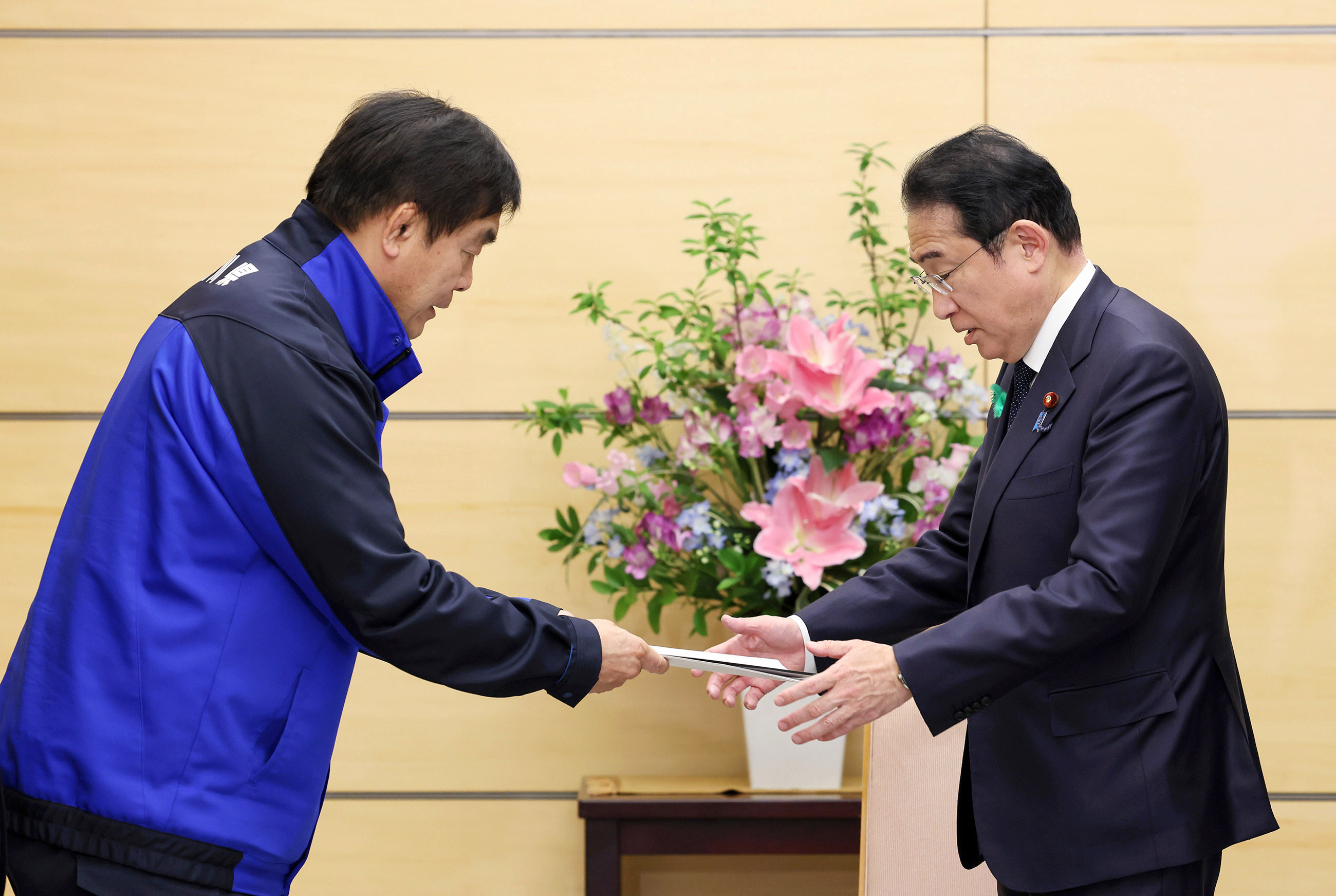 Prime Minister Kishida receiving requests (2)