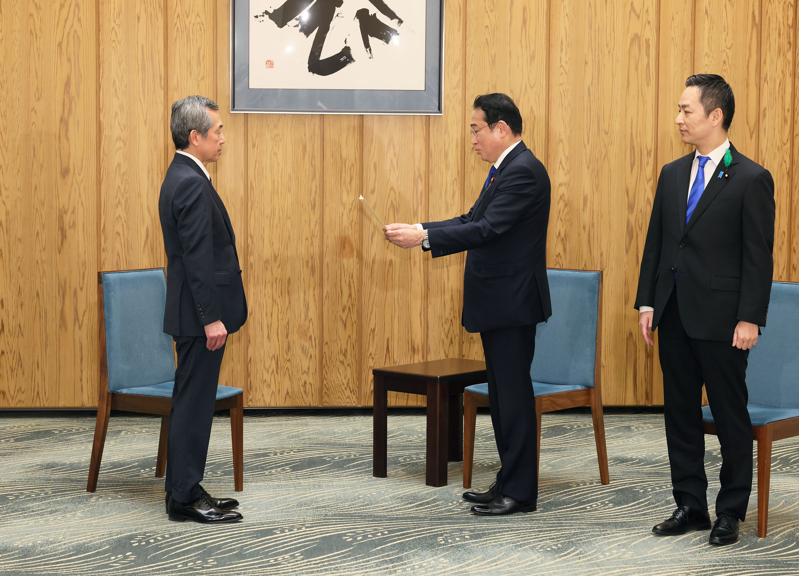 Prime Minister Kishida giving a letter of assignment (2)