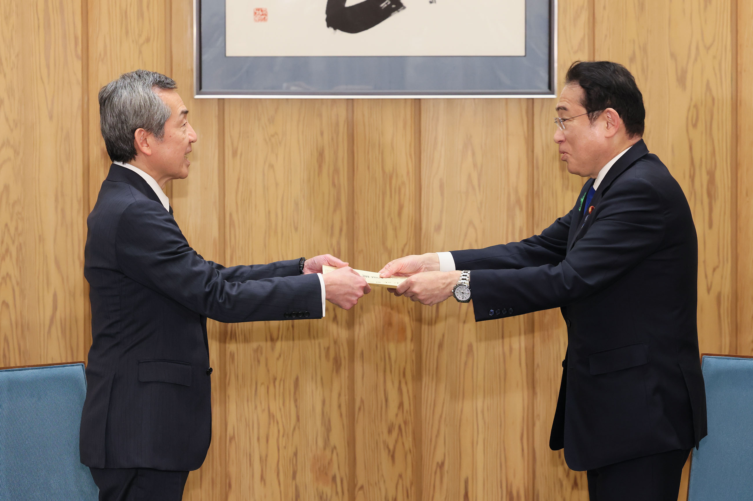 Prime Minister Kishida giving a letter of assignment (3)
