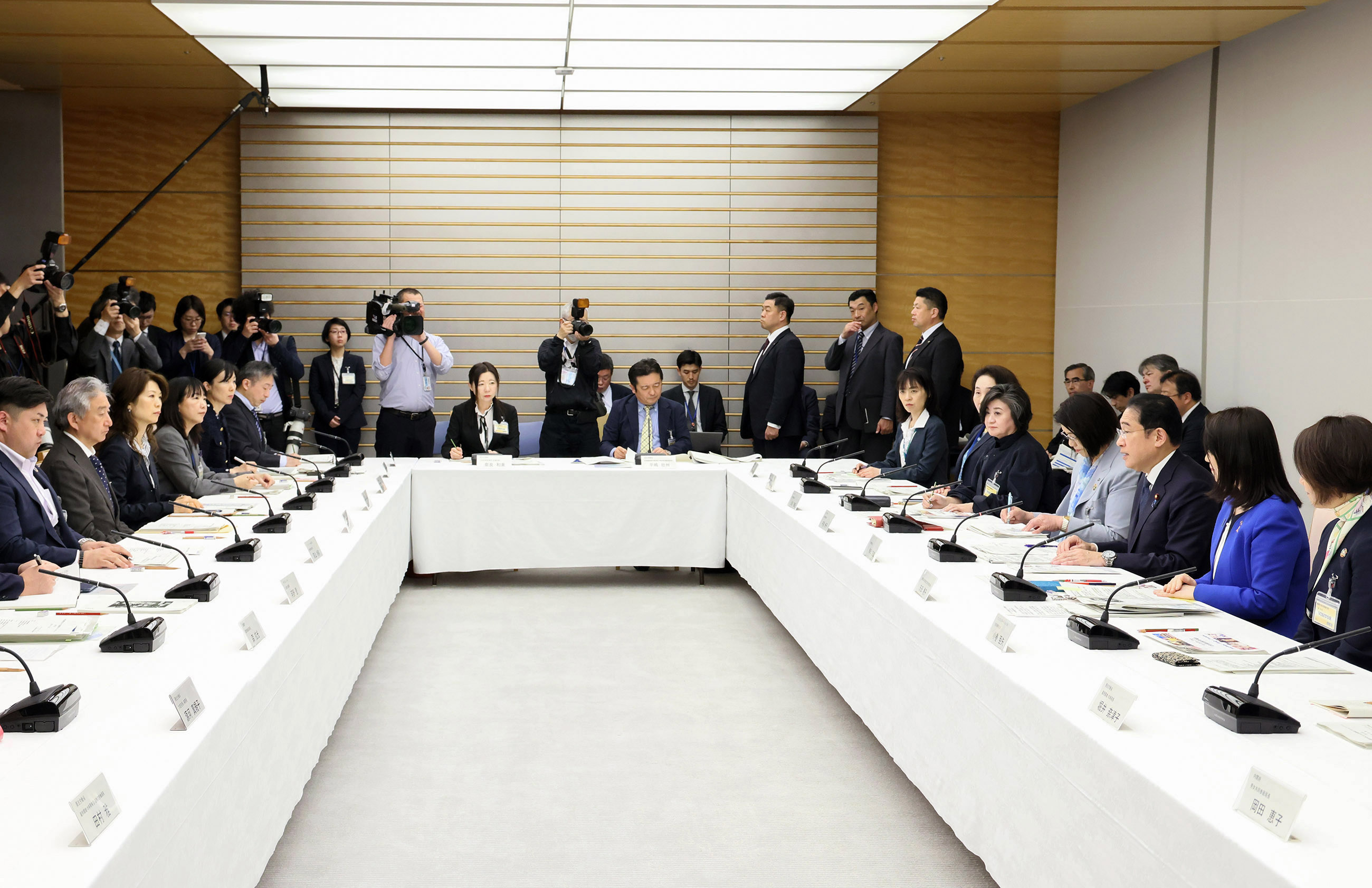 Prime Minister Kishida wrapping up a meeting (6)