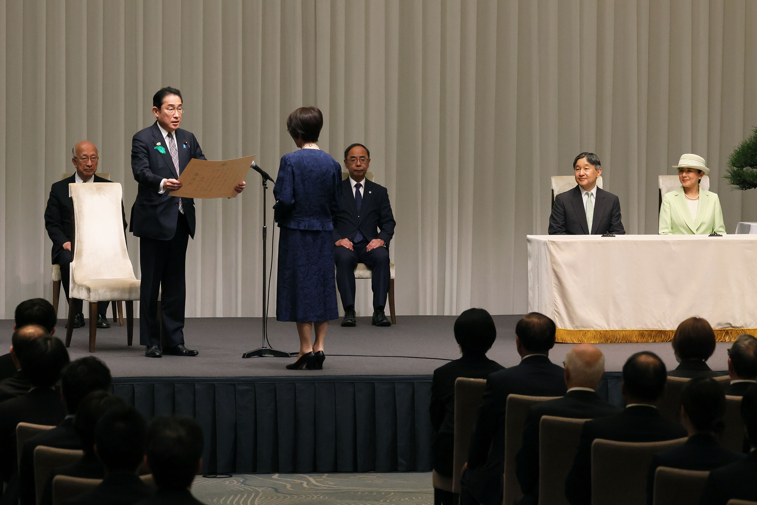 Prime Minister Kishida awarding a prize (1)