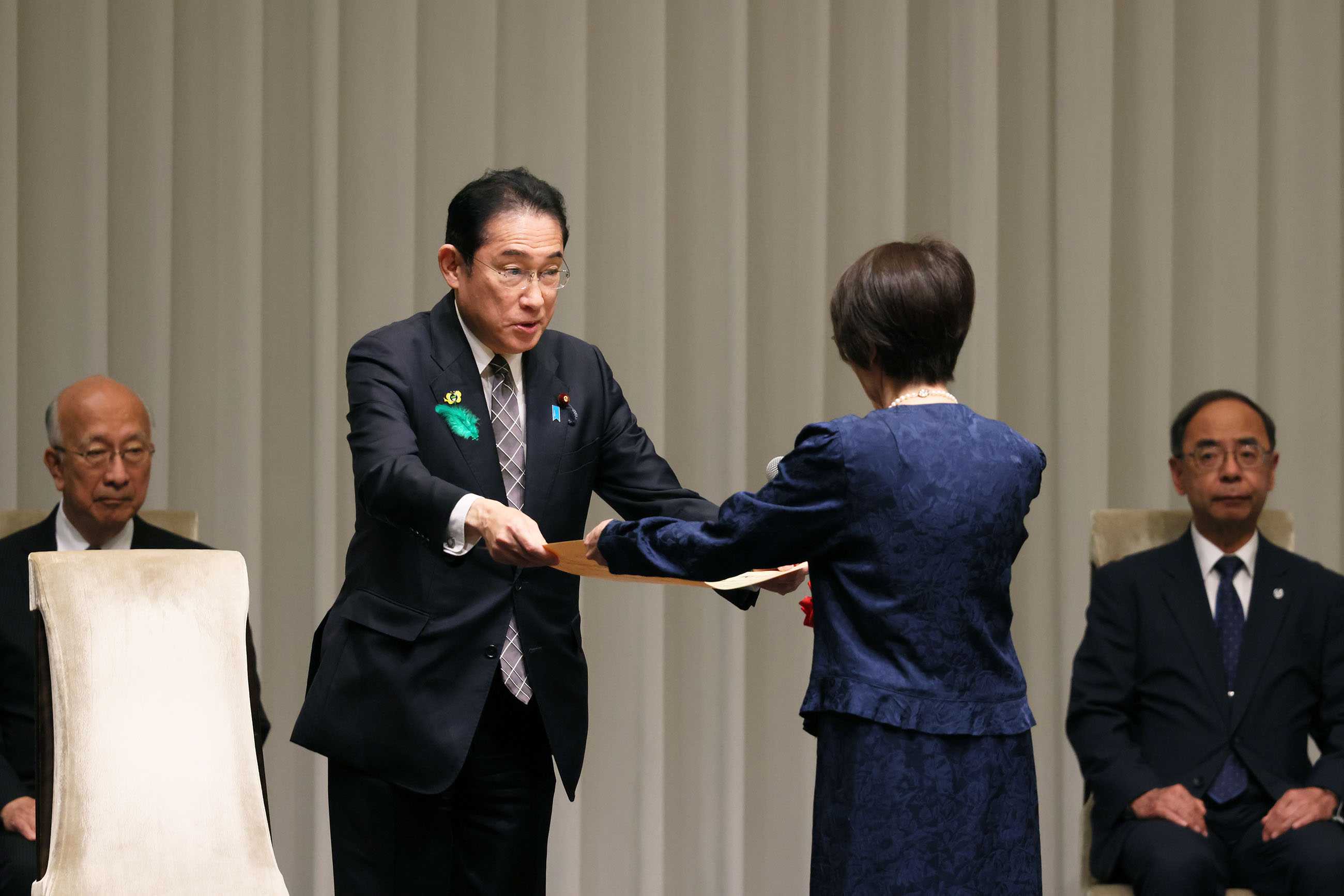 Prime Minister Kishida awarding a prize (2)
