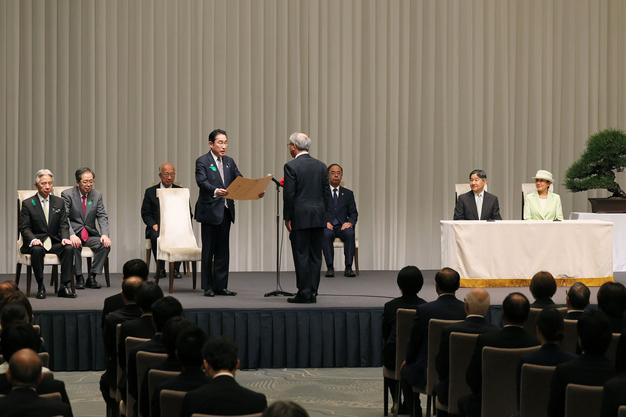 Prime Minister Kishida awarding a prize (3)