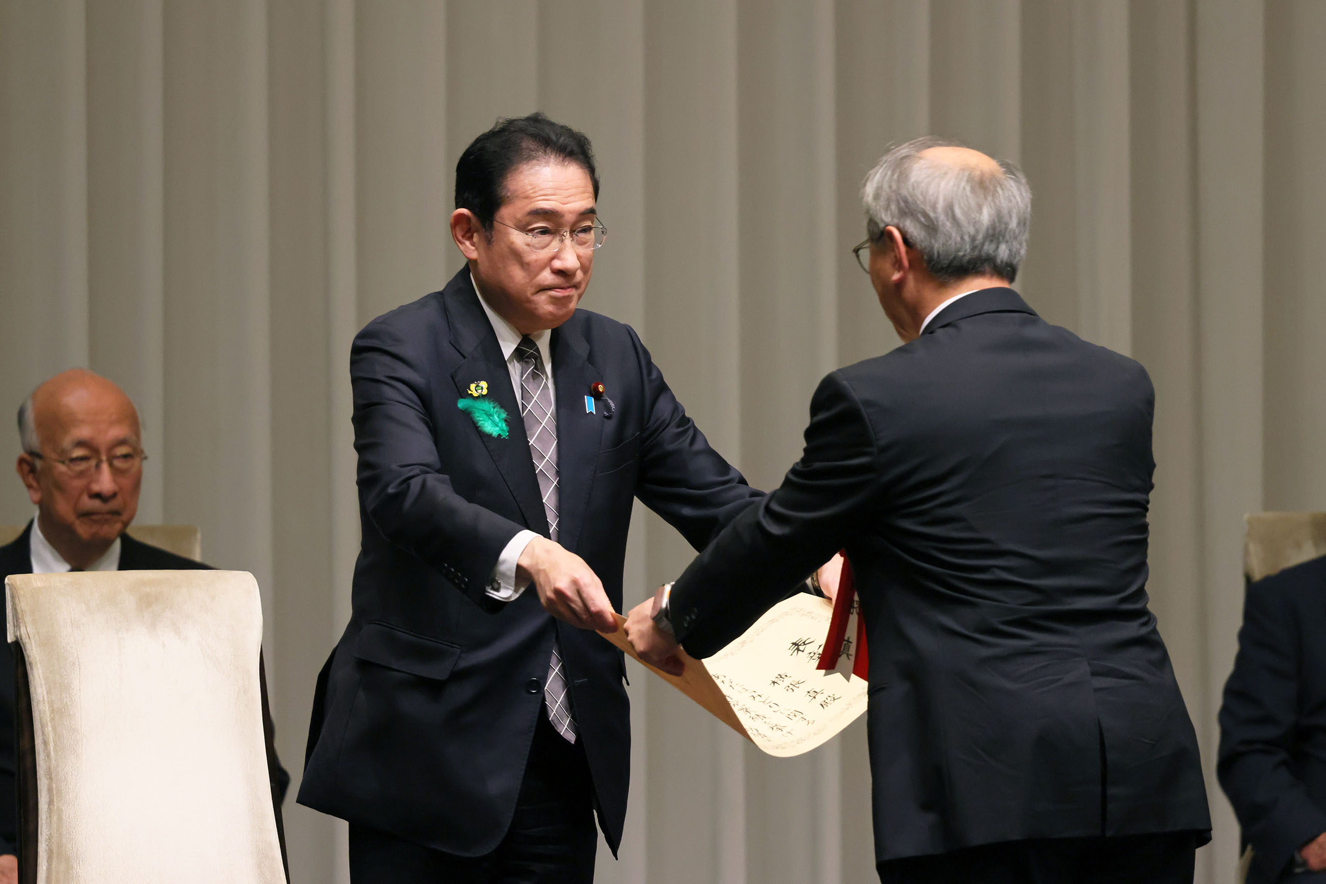 Prime Minister Kishida awarding a prize (4)
