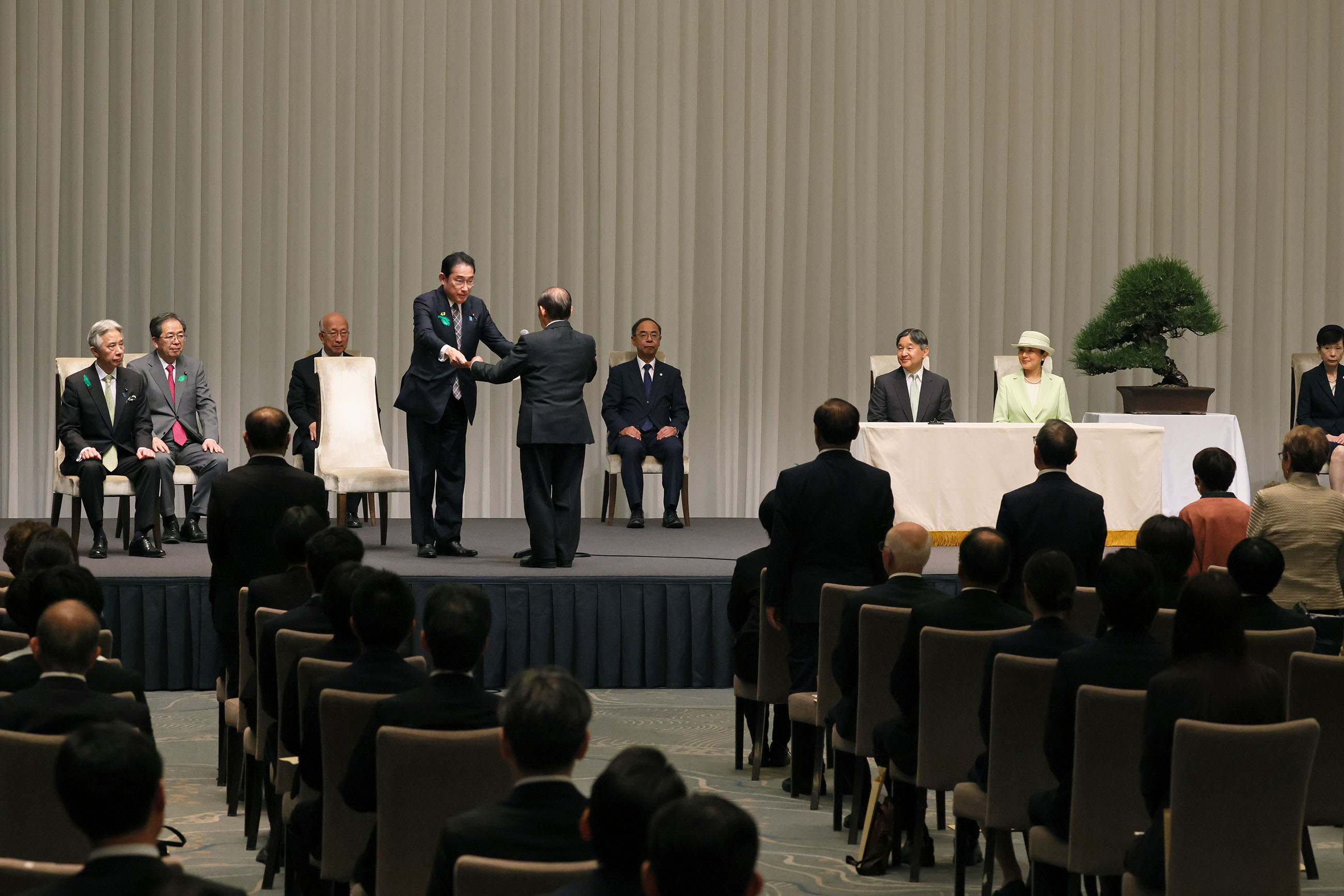Prime Minister Kishida awarding a prize (5)