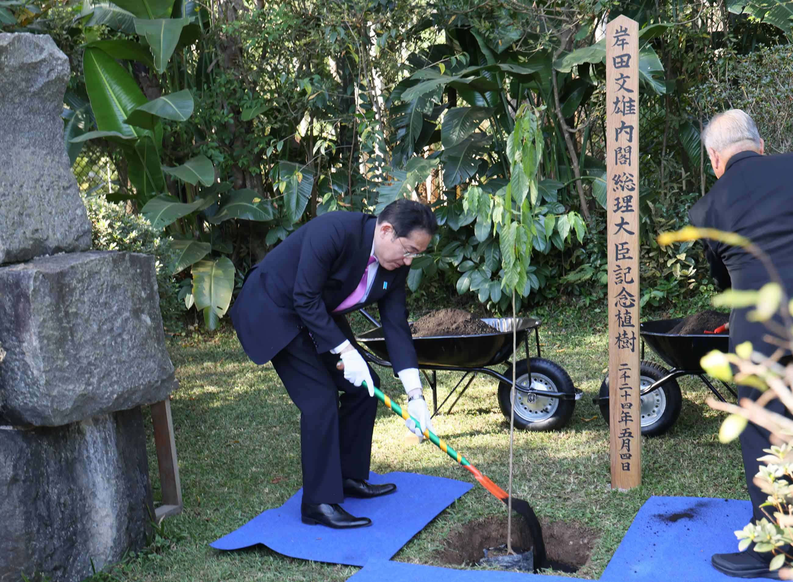 Prime Minister Kishida planting a commemorative cherry tree at the Japan Pavilion in Ibirapuera Park