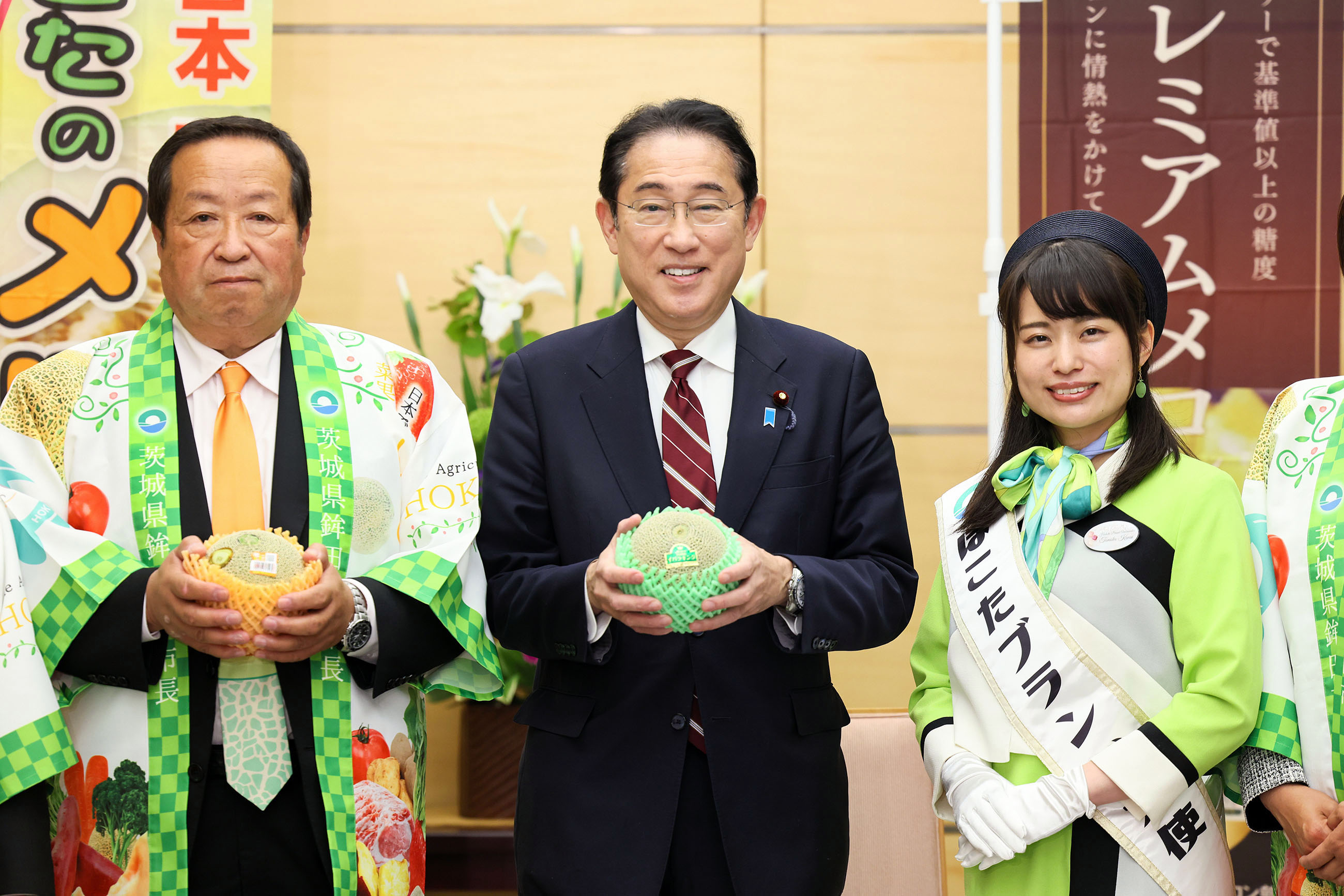 Prime Minister Kishida being presented with melons (2)