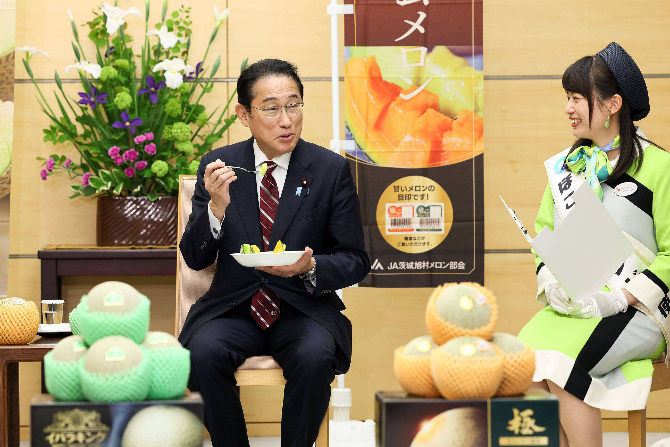 Prime Minister Kishida being presented with melons (3)