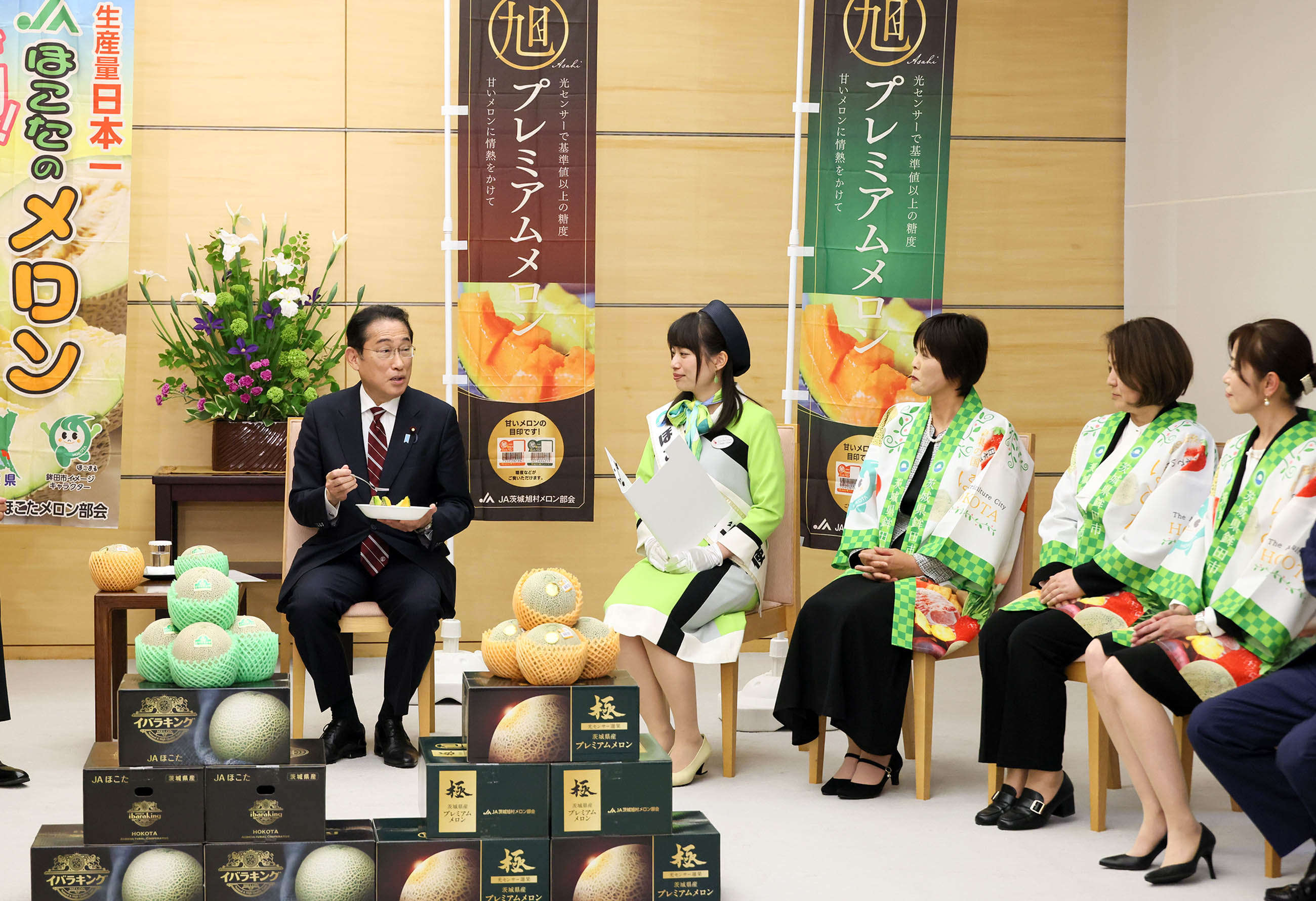 Prime Minister Kishida being presented with melons (4)