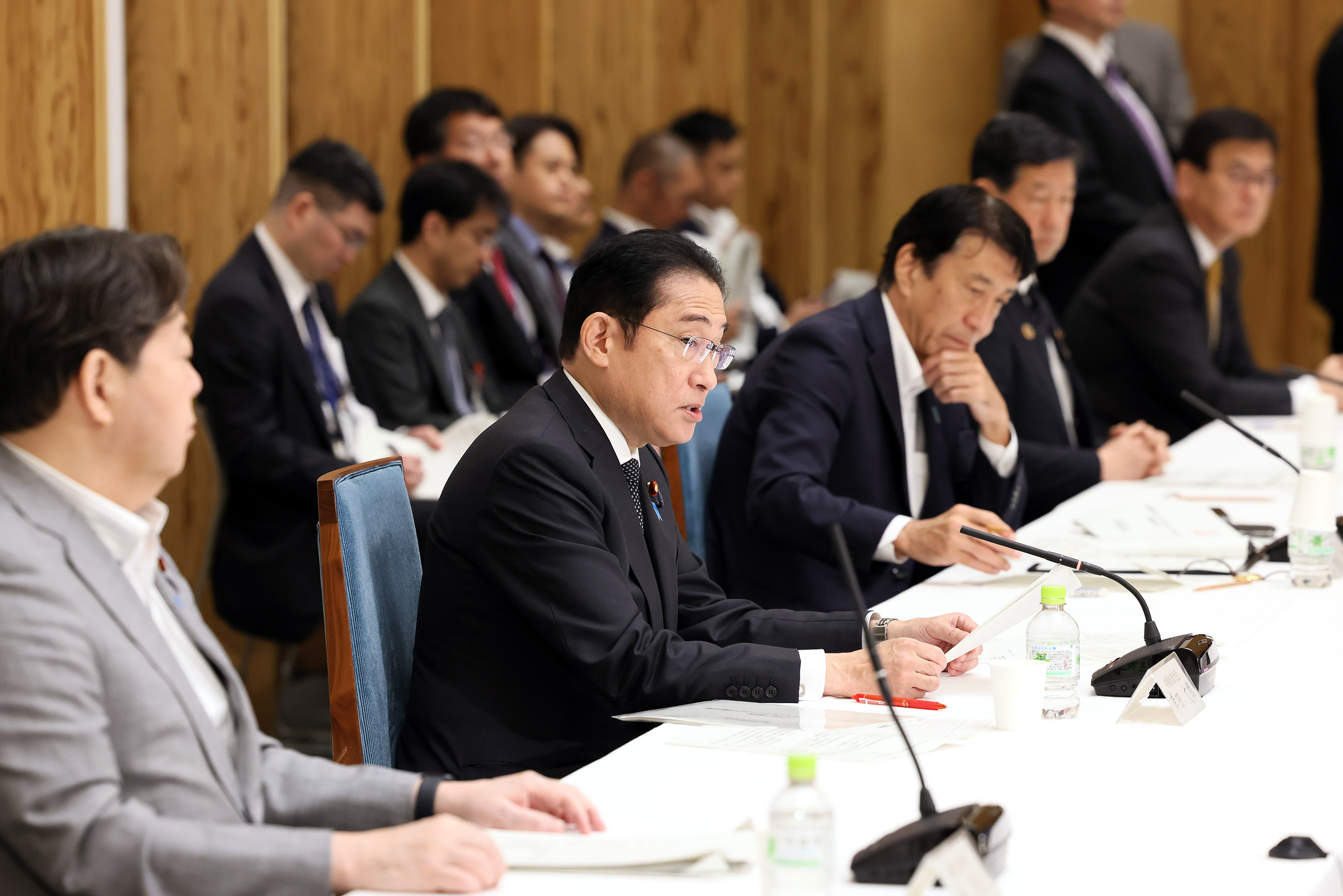 Prime Minister Kishida wrapping up a meeting (2)