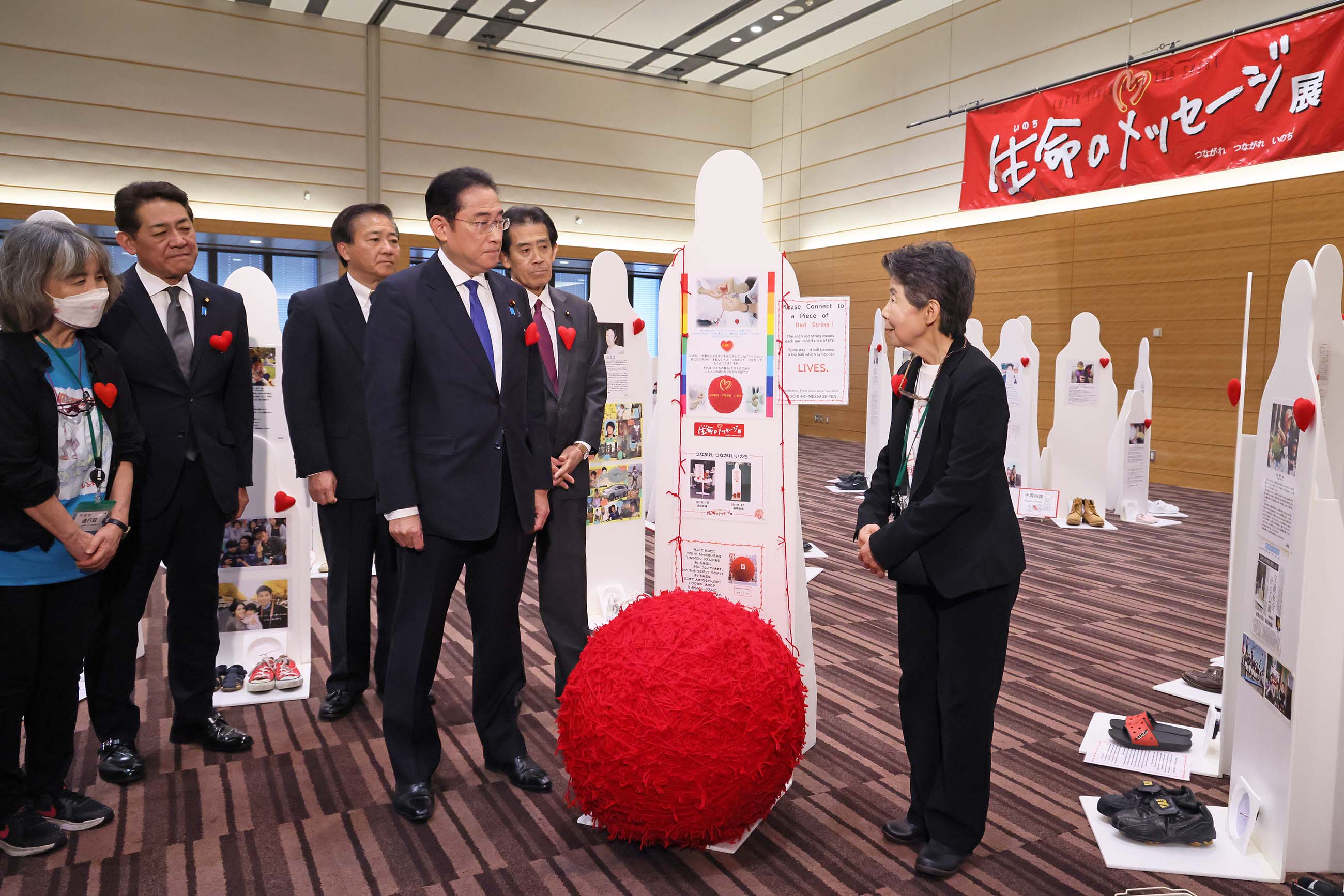 Prime Minister Kishida visiting the message exhibition (1)