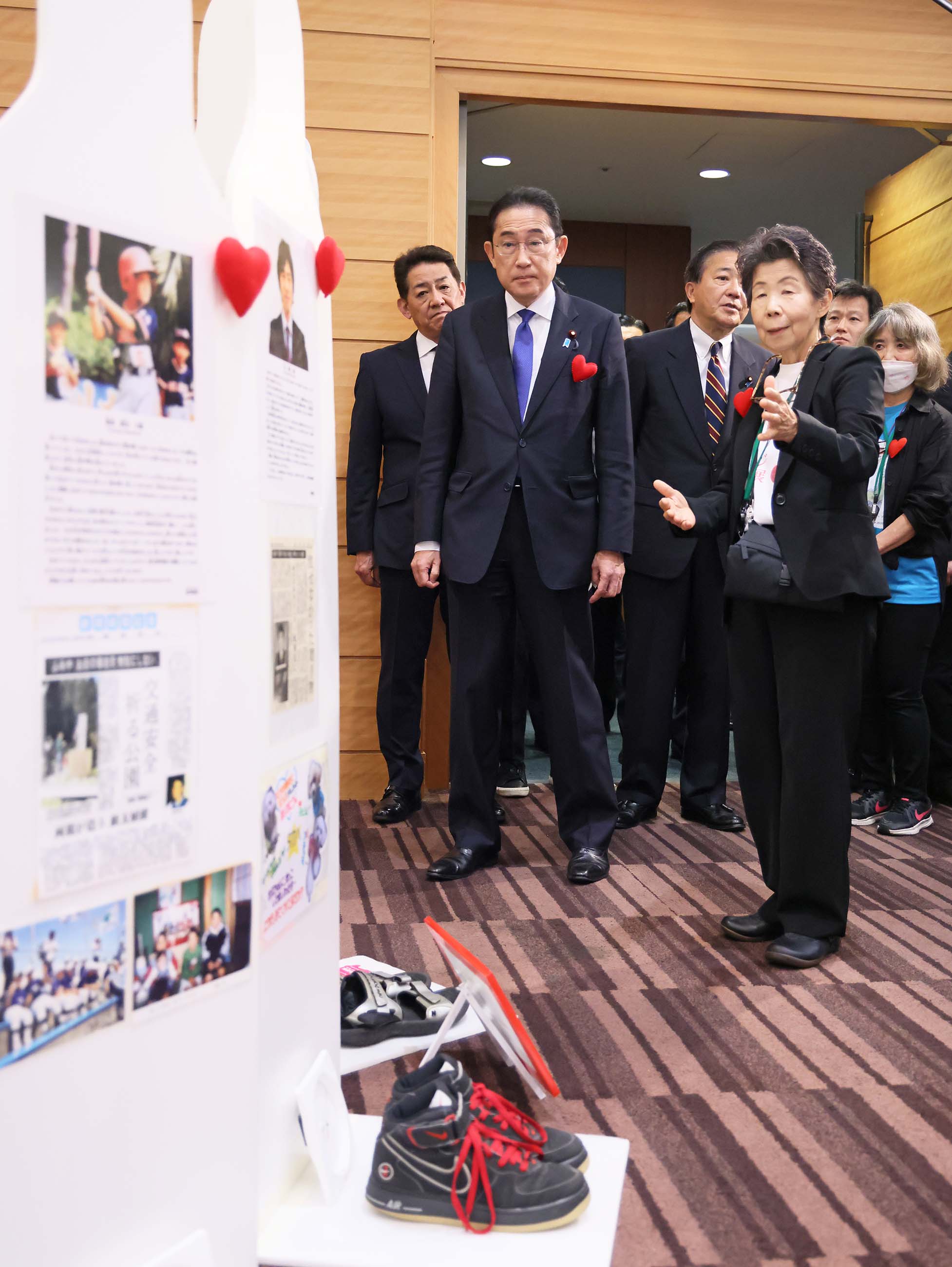 Prime Minister Kishida visiting the message exhibition (2)