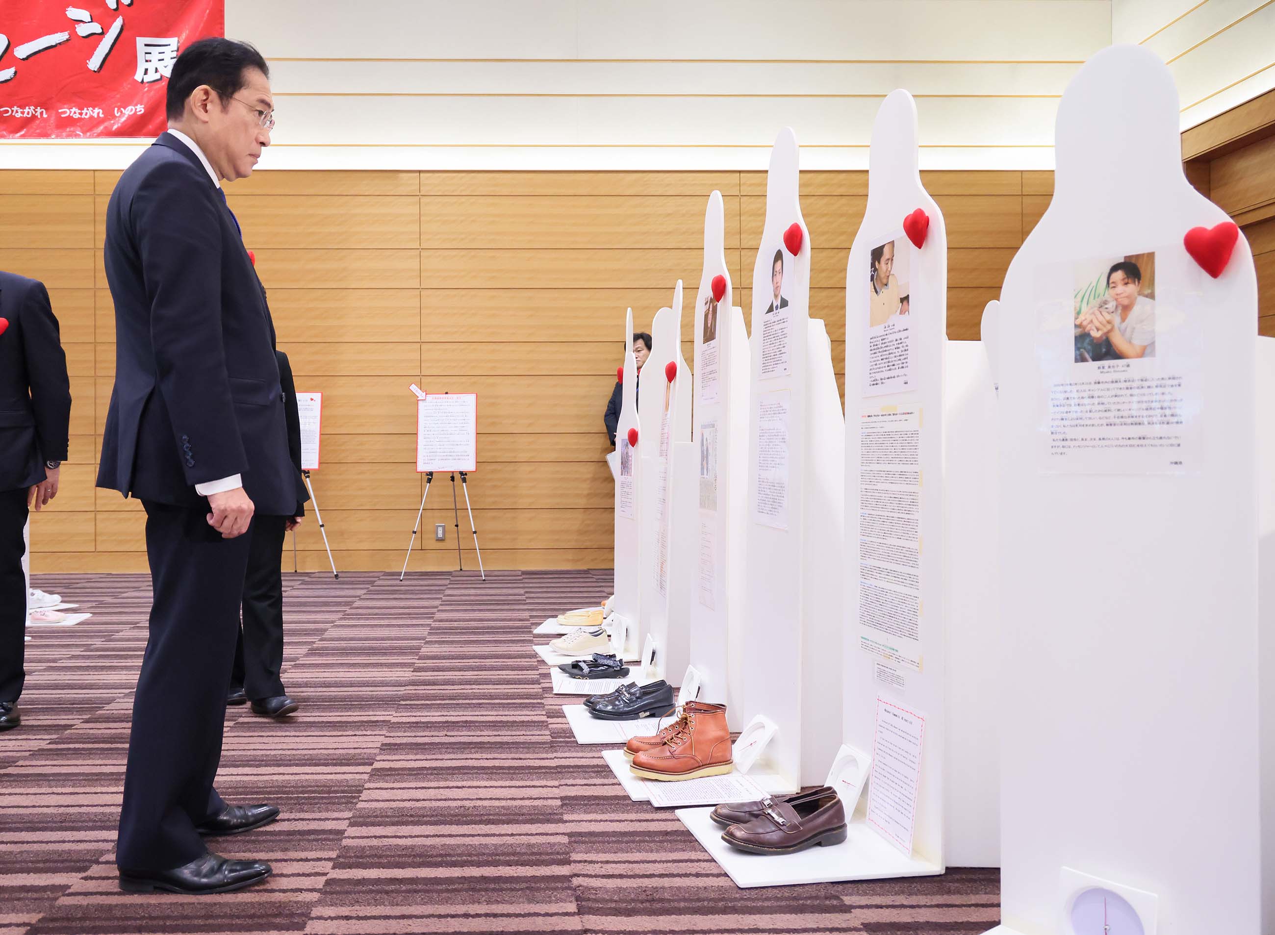Prime Minister Kishida visiting the message exhibition (3)