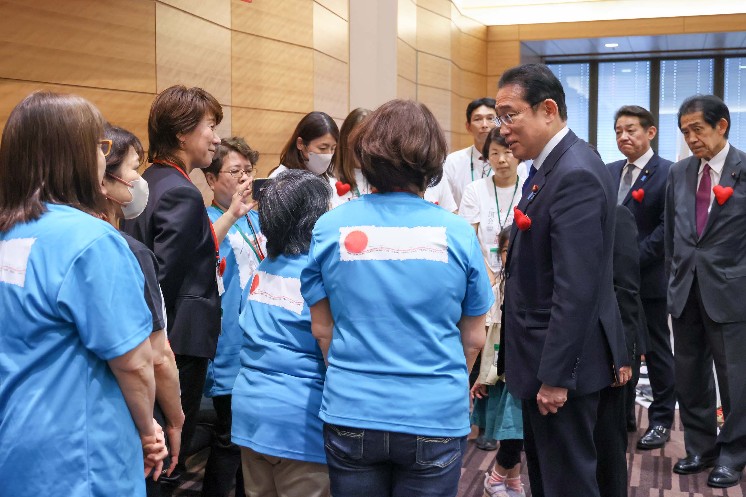 Prime Minister Kishida visiting the message exhibition (4)