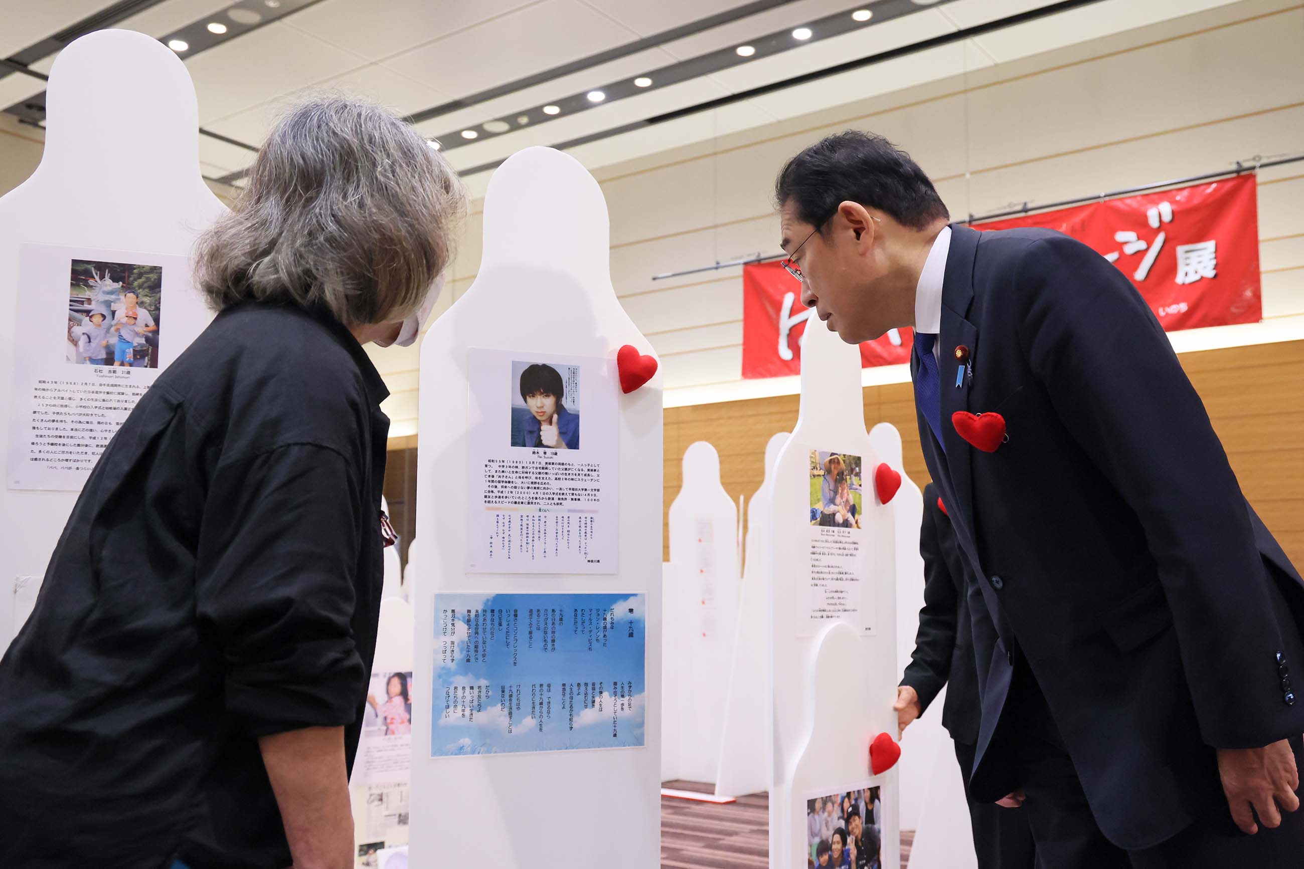 Prime Minister Kishida visiting the message exhibition (5)
