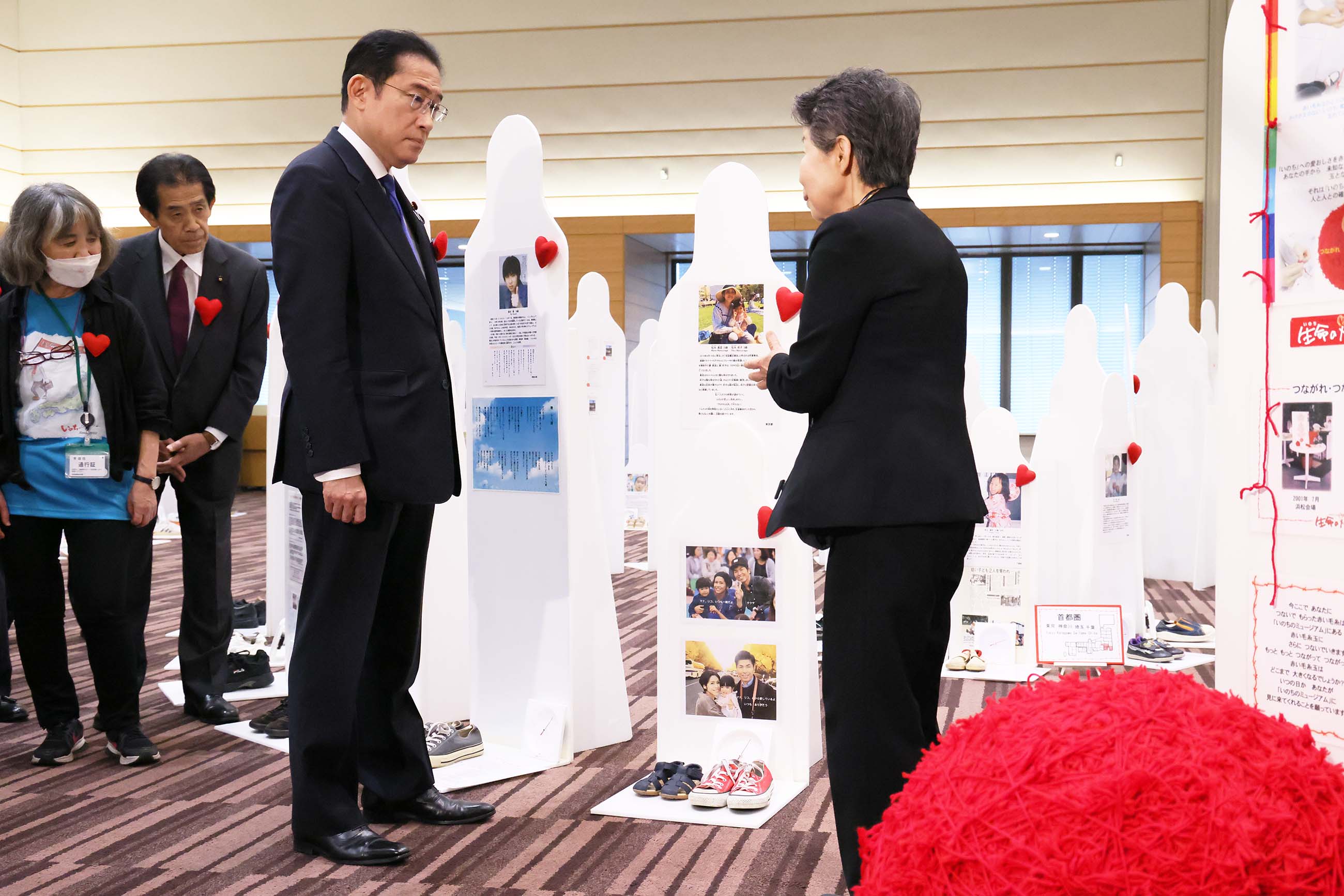 Prime Minister Kishida visiting the message exhibition (6)