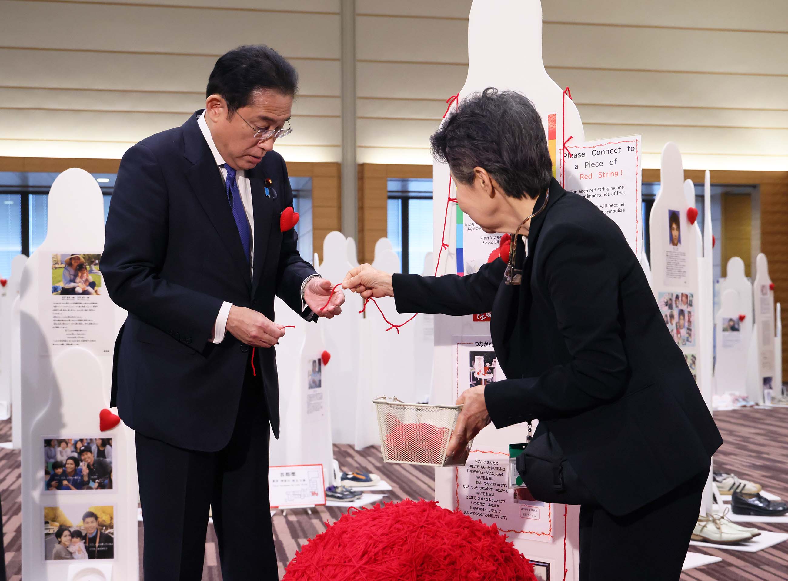 Prime Minister Kishida visiting the message exhibition (7)