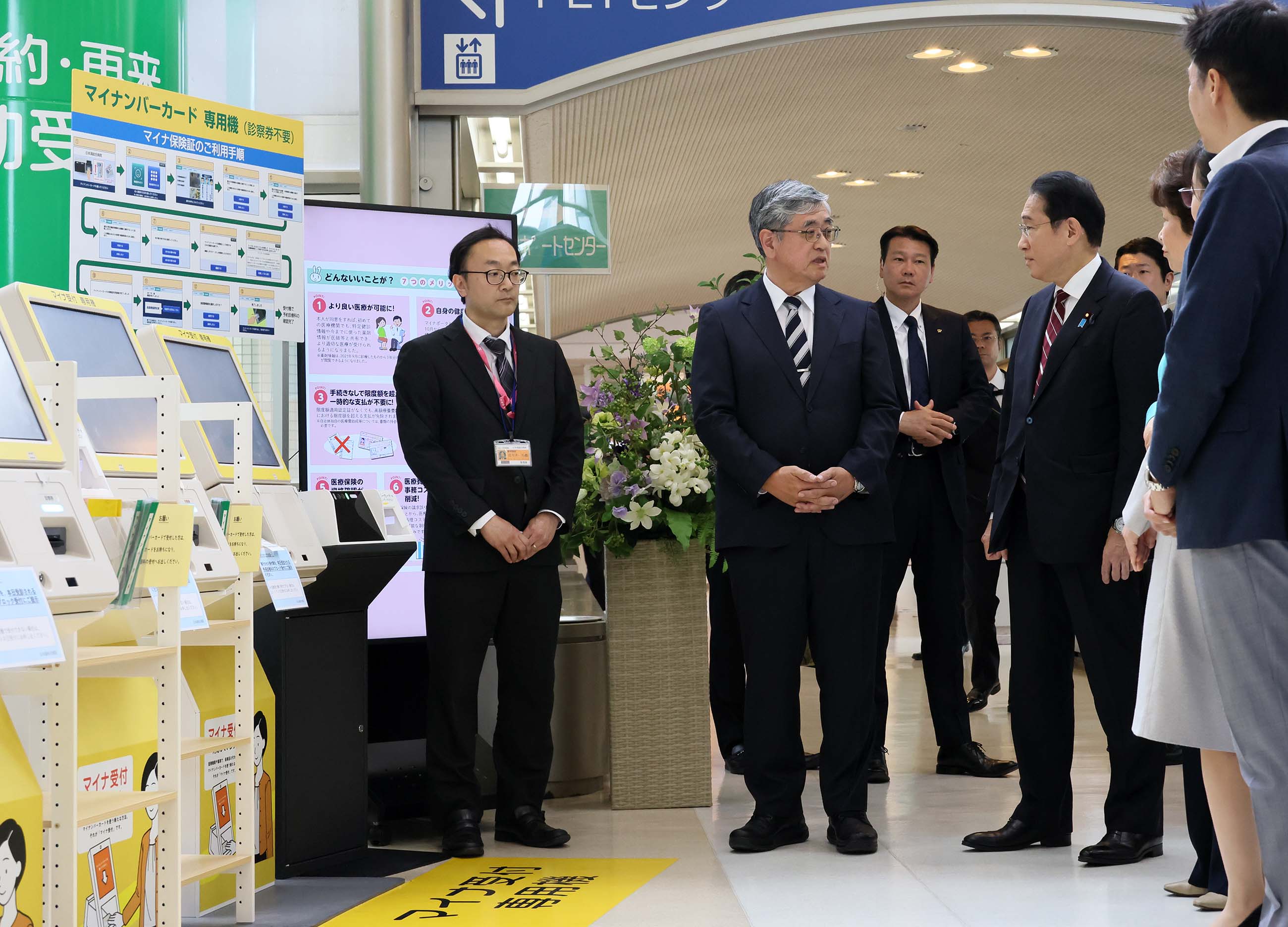 Prime Minister Kishida inspecting reception machines for My Number Card users (1)