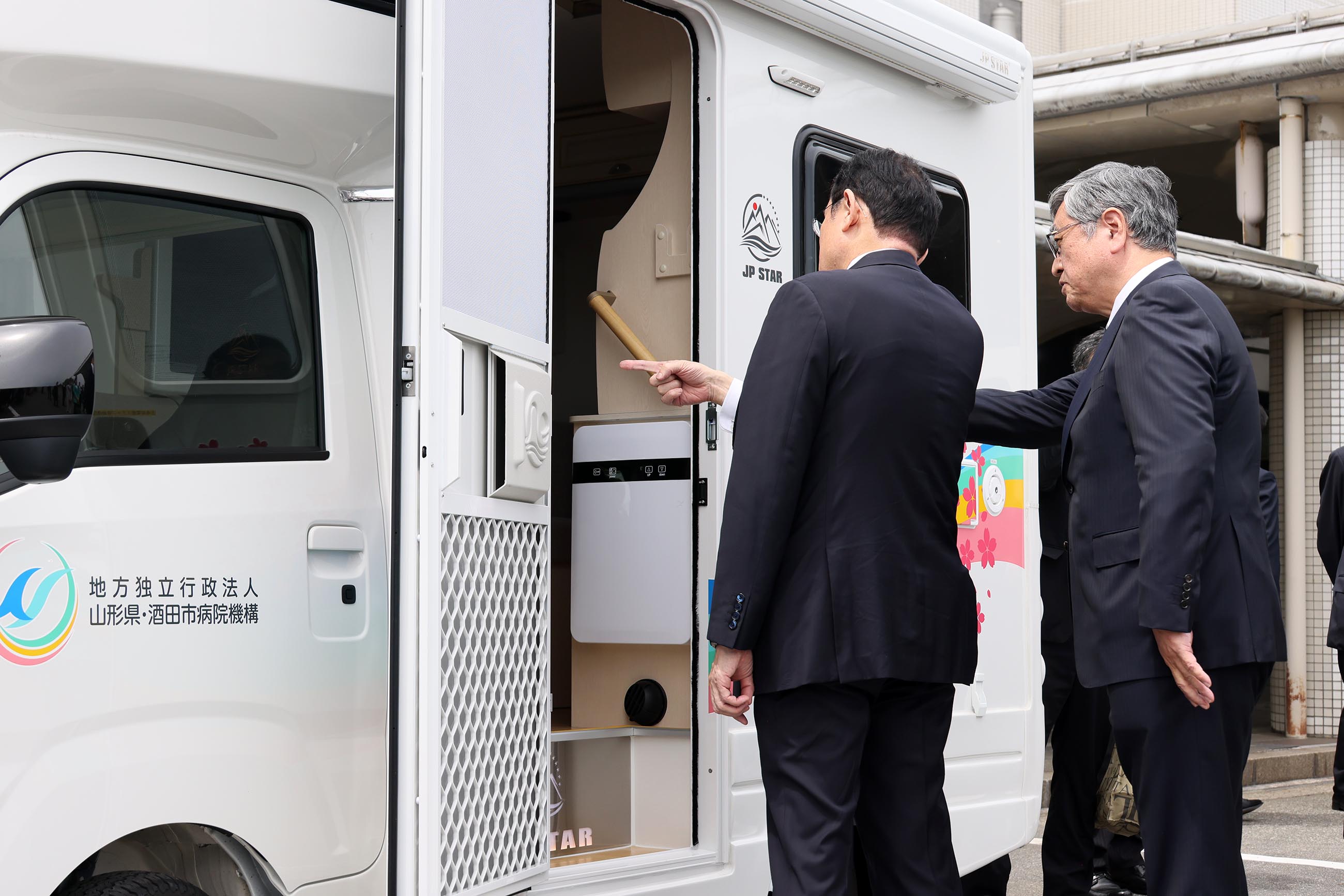 Prime Minister Kishida inspecting medical MaaS (2)