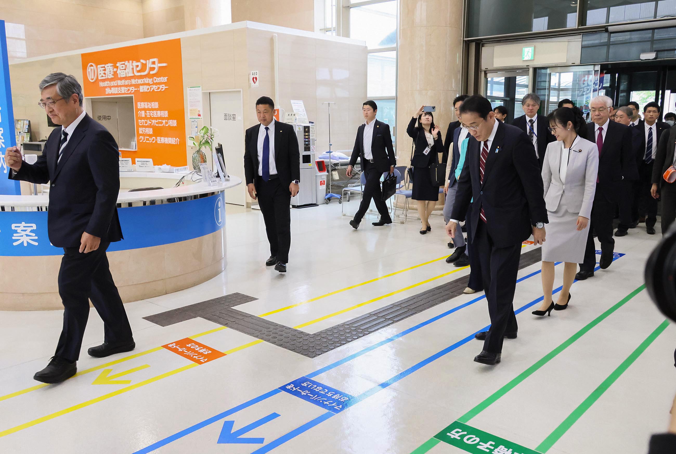 Prime Minister Kishida inspecting reception machines for My Number Card users (2)