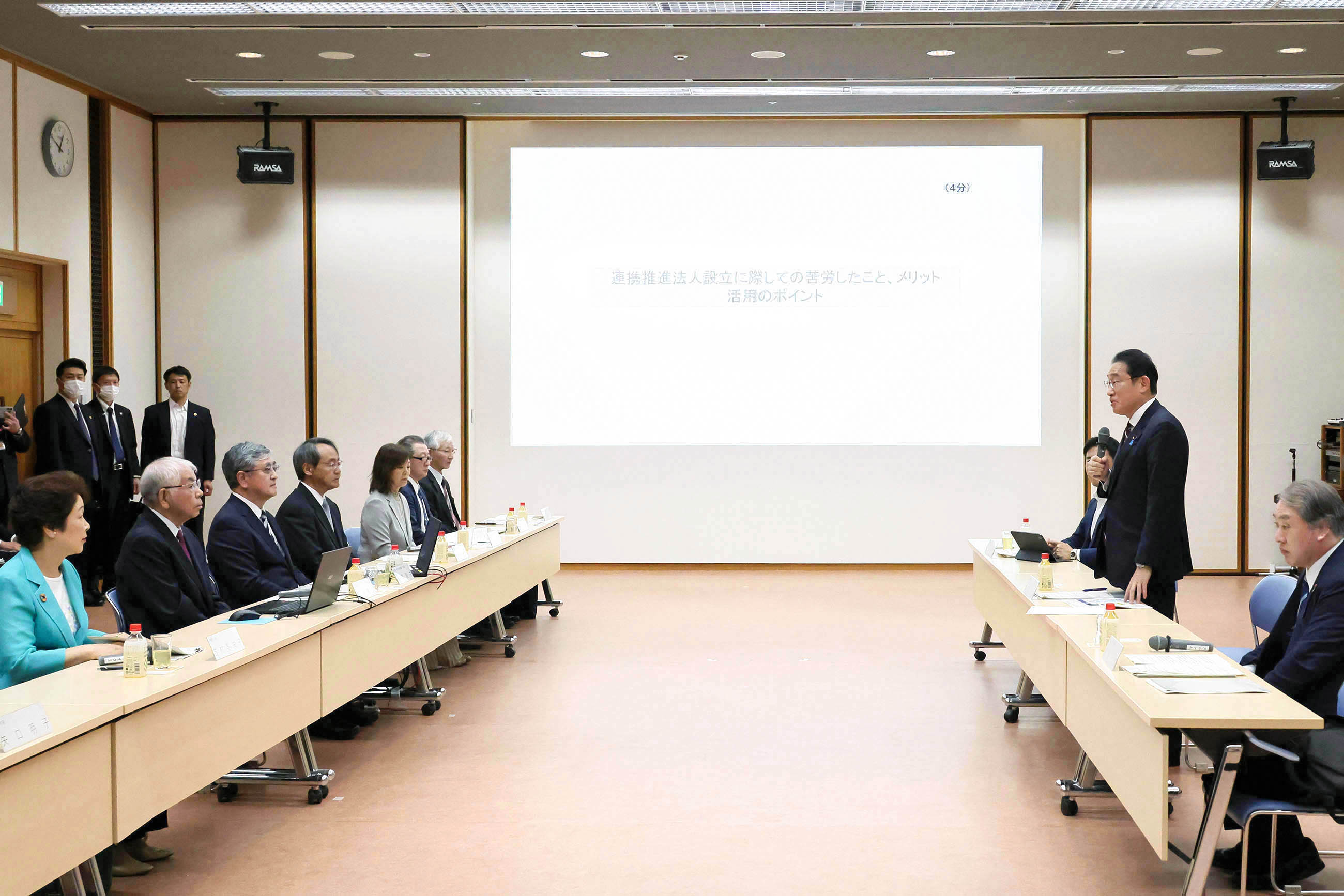 Prime Minister Kishida holding an exchange of views (2)