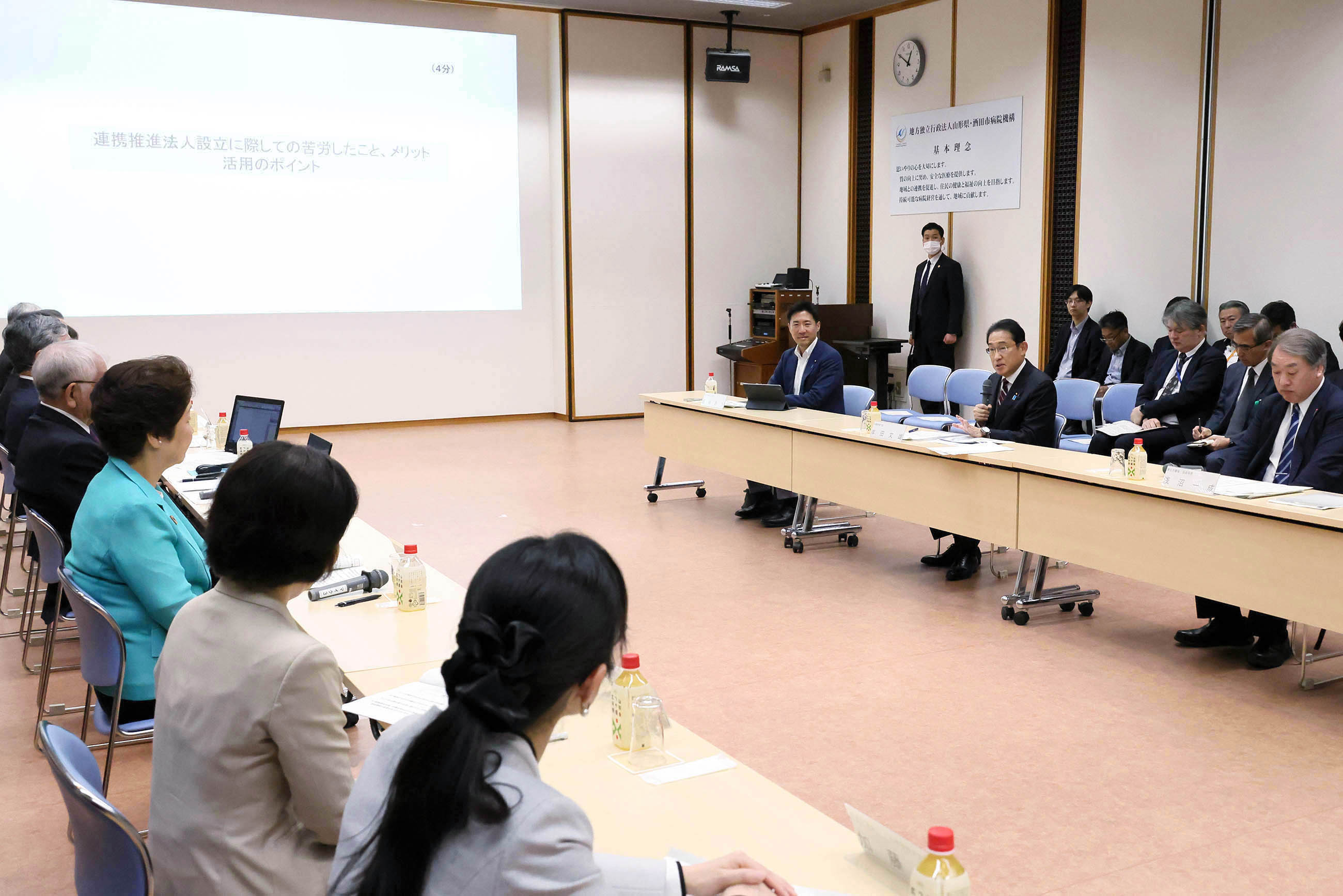 Prime Minister Kishida holding an exchange of views (4)