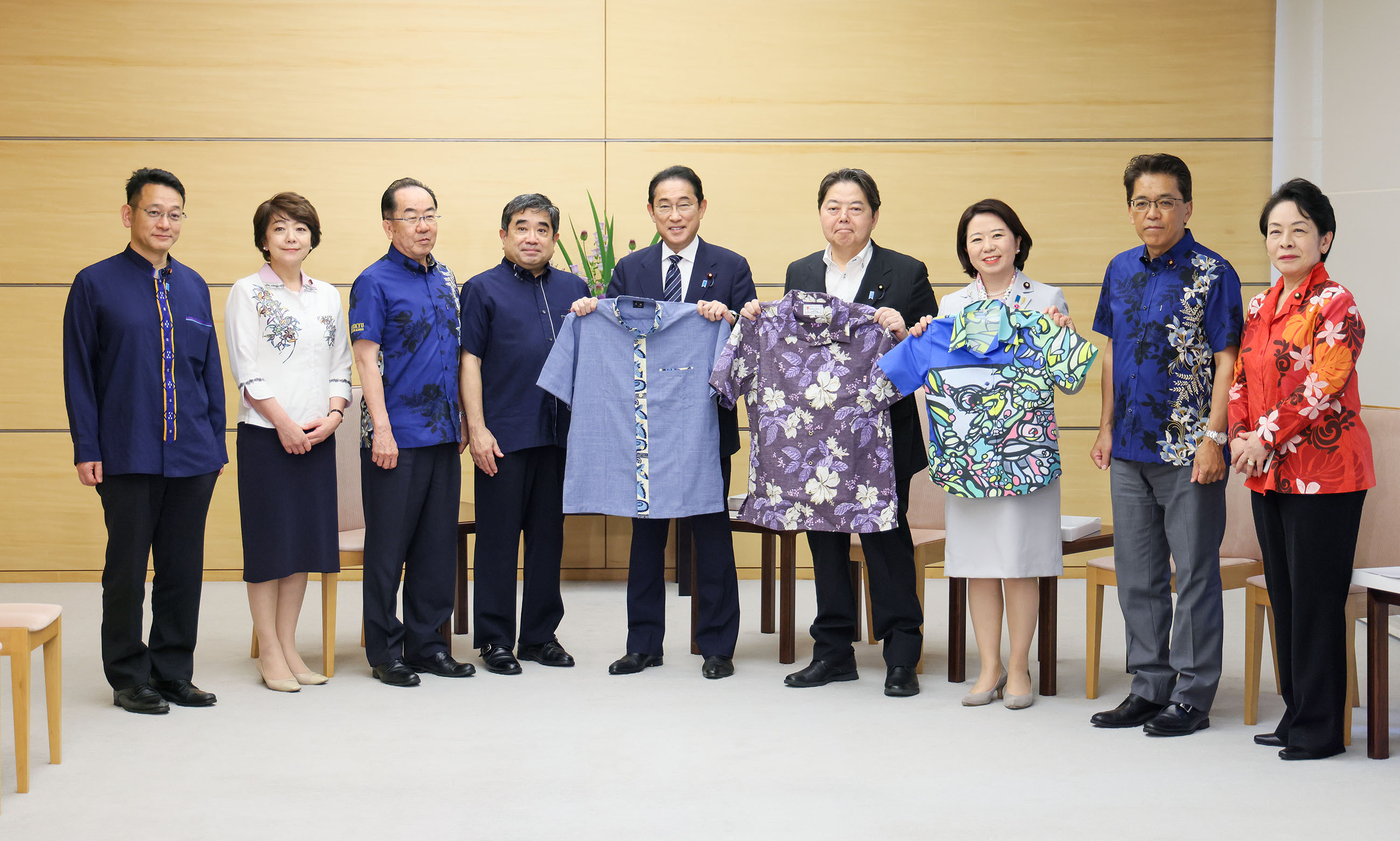 Prime Minister Kishida being presented with Kariyushi wear (1)