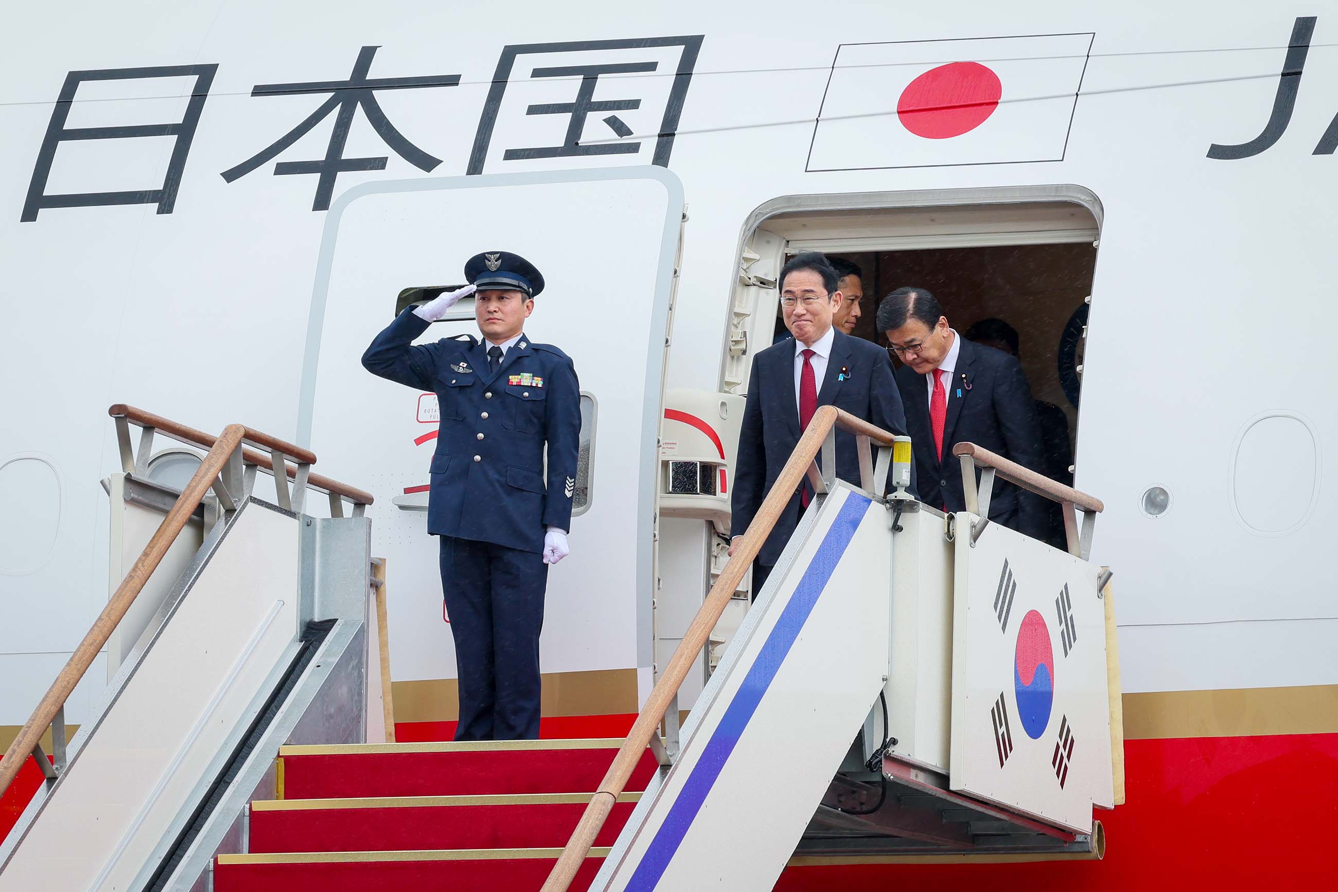 Prime Minister Kishida arriving in the Republic of Korea (1)