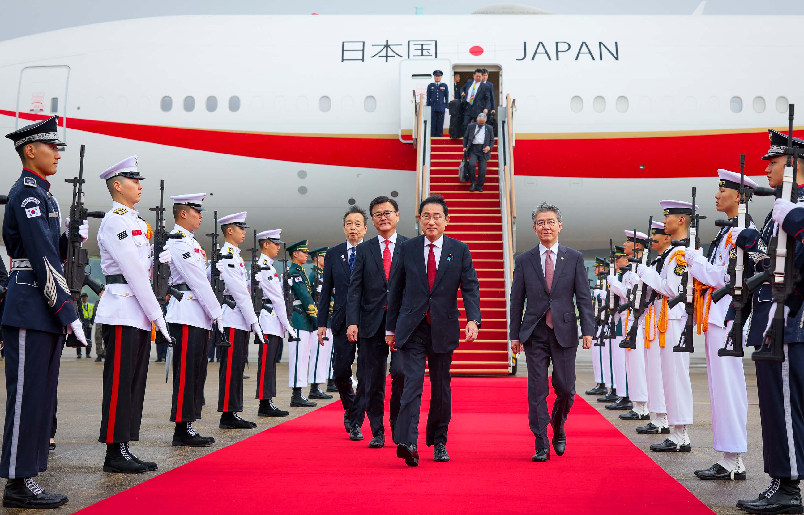 Prime Minister Kishida arriving in the Republic of Korea (2)