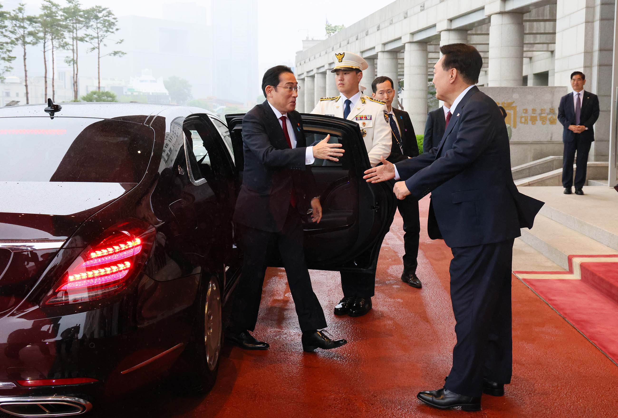 Prime Minister Kishida receiving greetings from President Yoon (1)