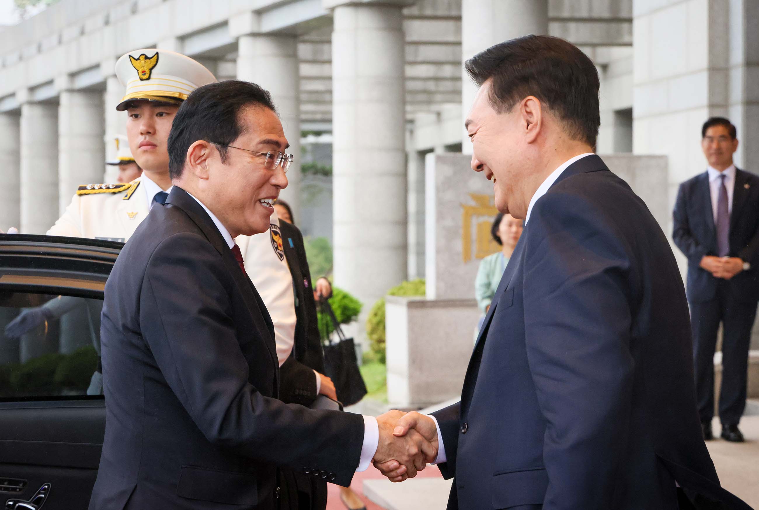 Prime Minister Kishida receiving greetings from President Yoon (2)