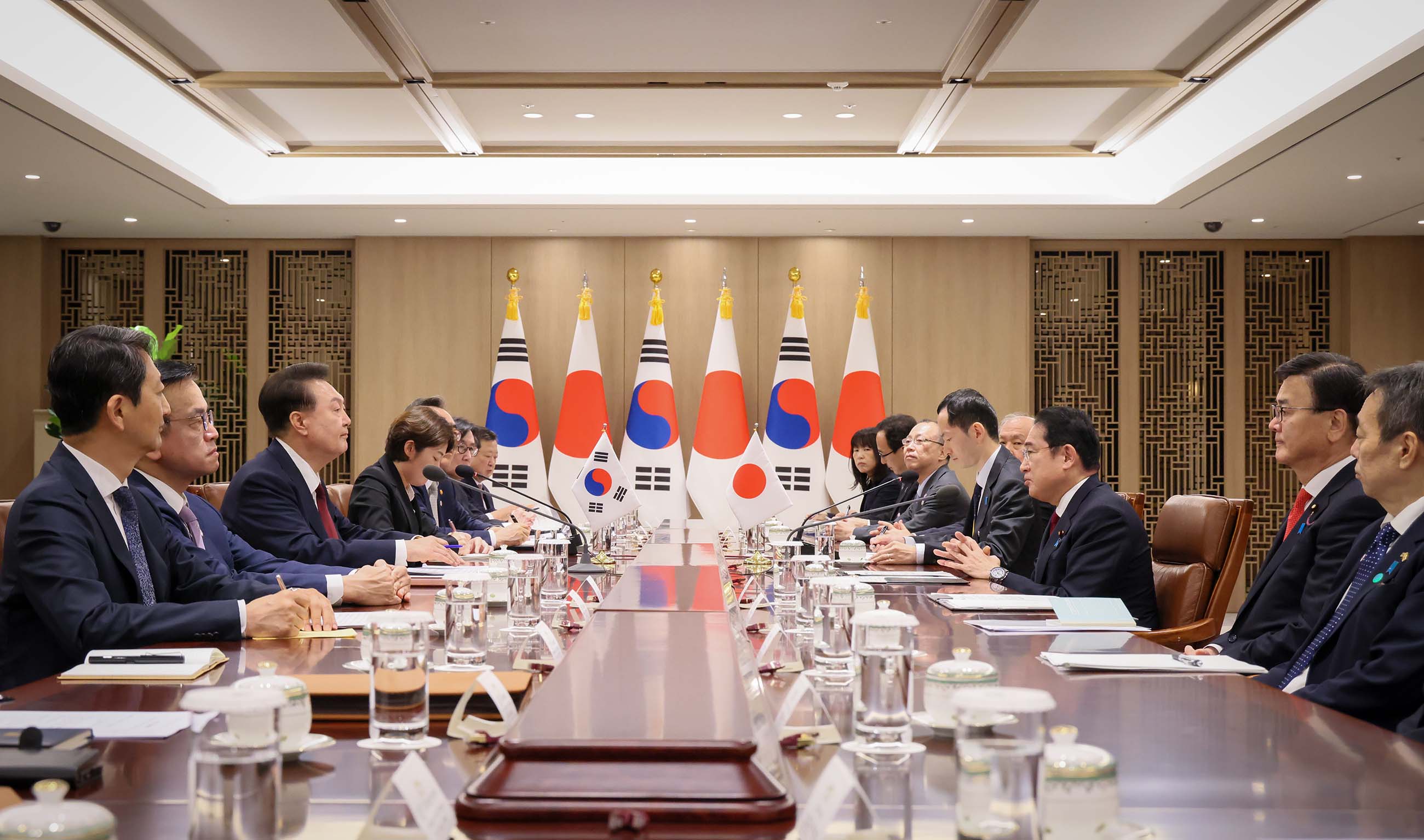 Japan-ROK summit meeting (4)