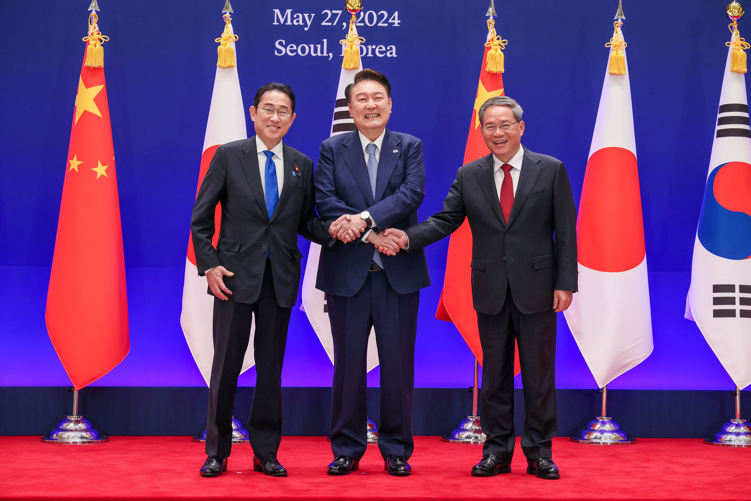 Prime Minister Kishida's Attendance at the Japan-China-ROK Trilateral Summit Meeting and Other Events: Second Day