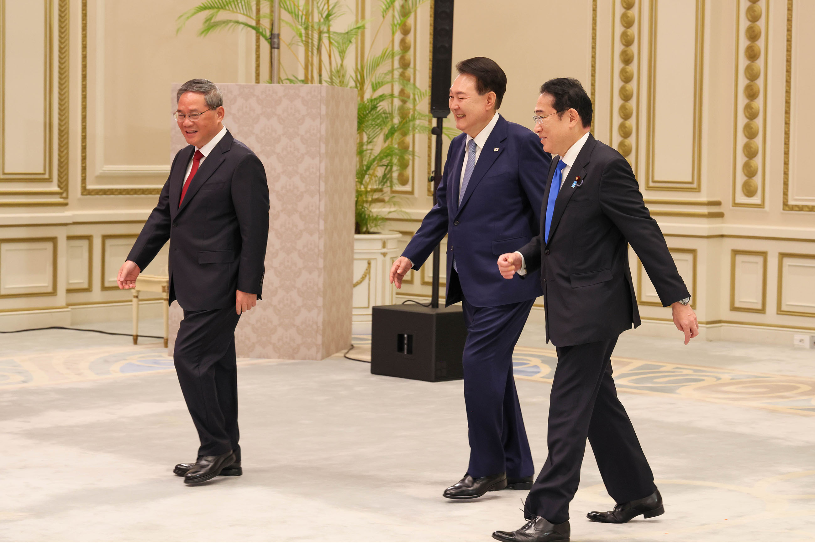 Commemorative photo of the Japan-China-ROK Trilateral Summit Meeting (2)