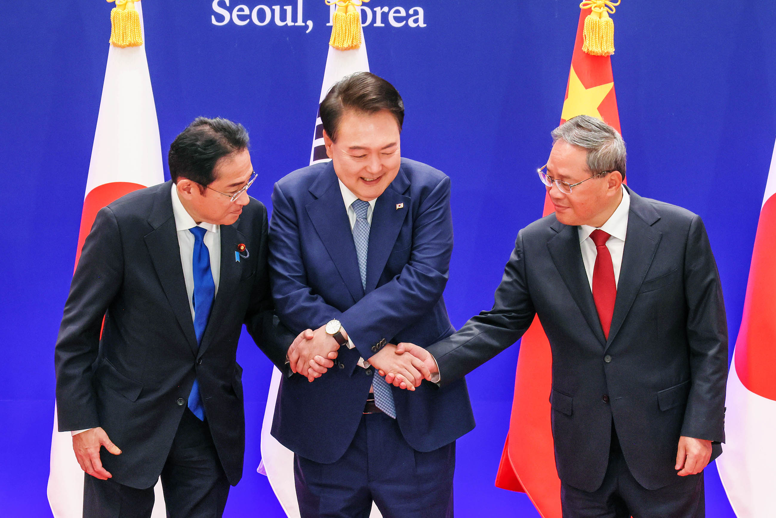 Commemorative photo of the Japan-China-ROK Trilateral Summit Meeting (3)