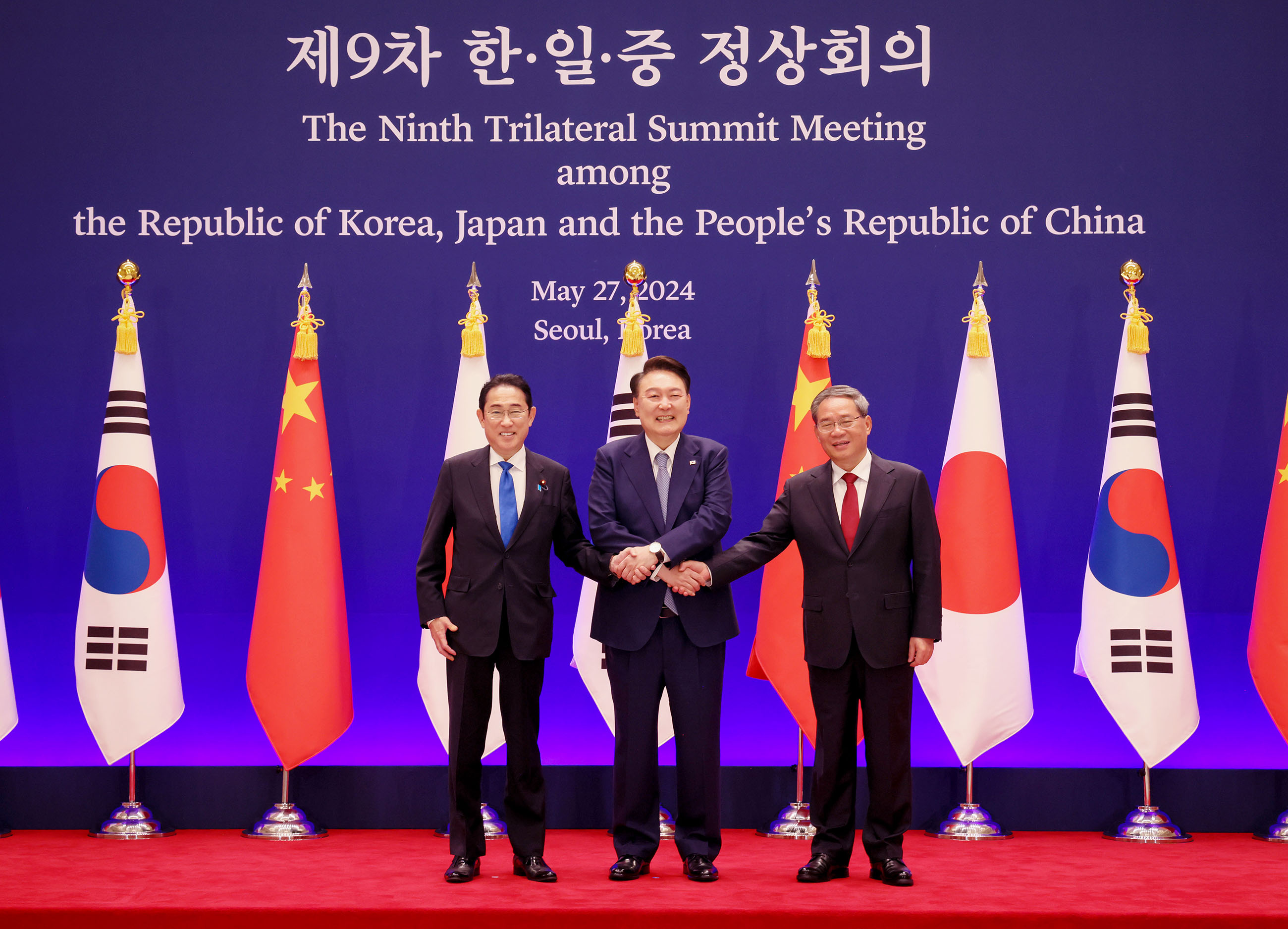 Commemorative photo of the Japan-China-ROK Trilateral Summit Meeting (4)