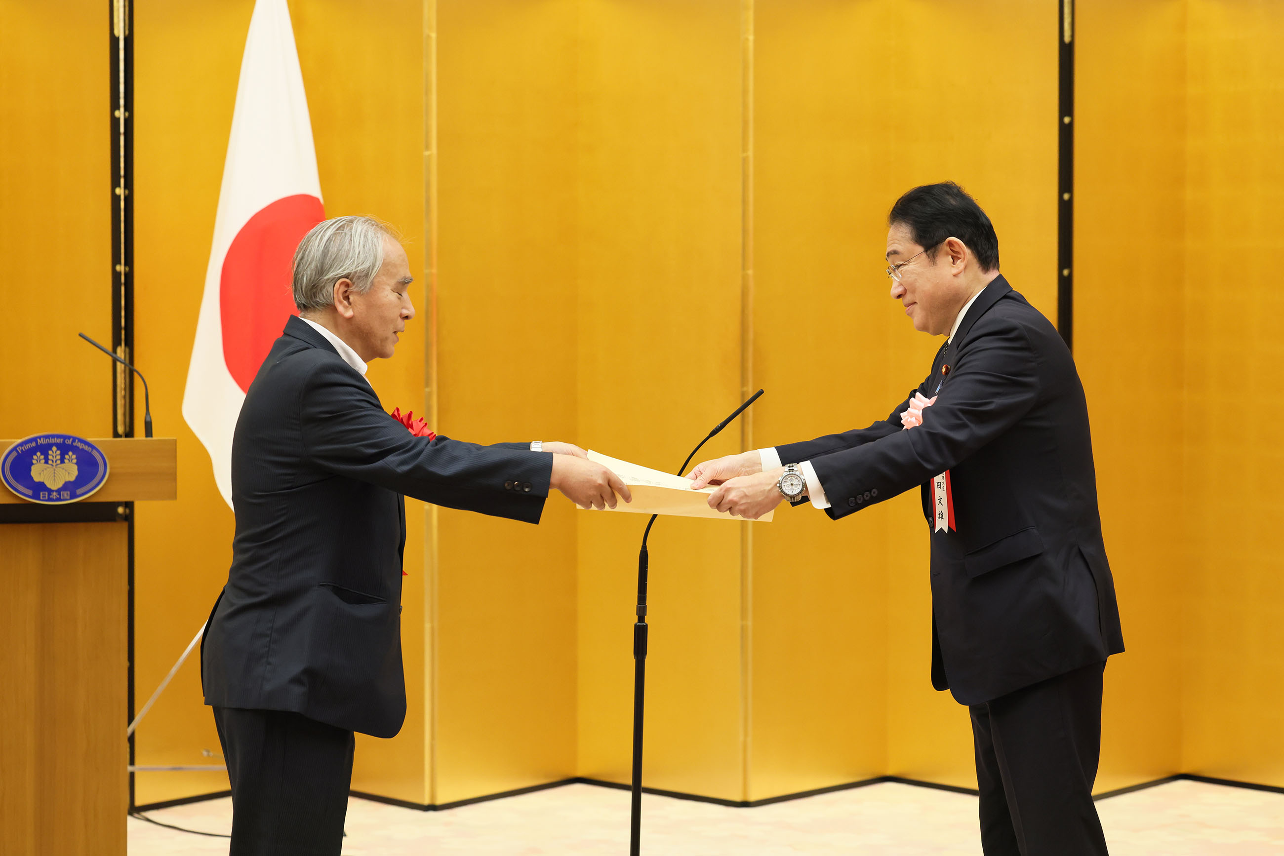 Prime Minister Kishida presenting a certificate of award (1)