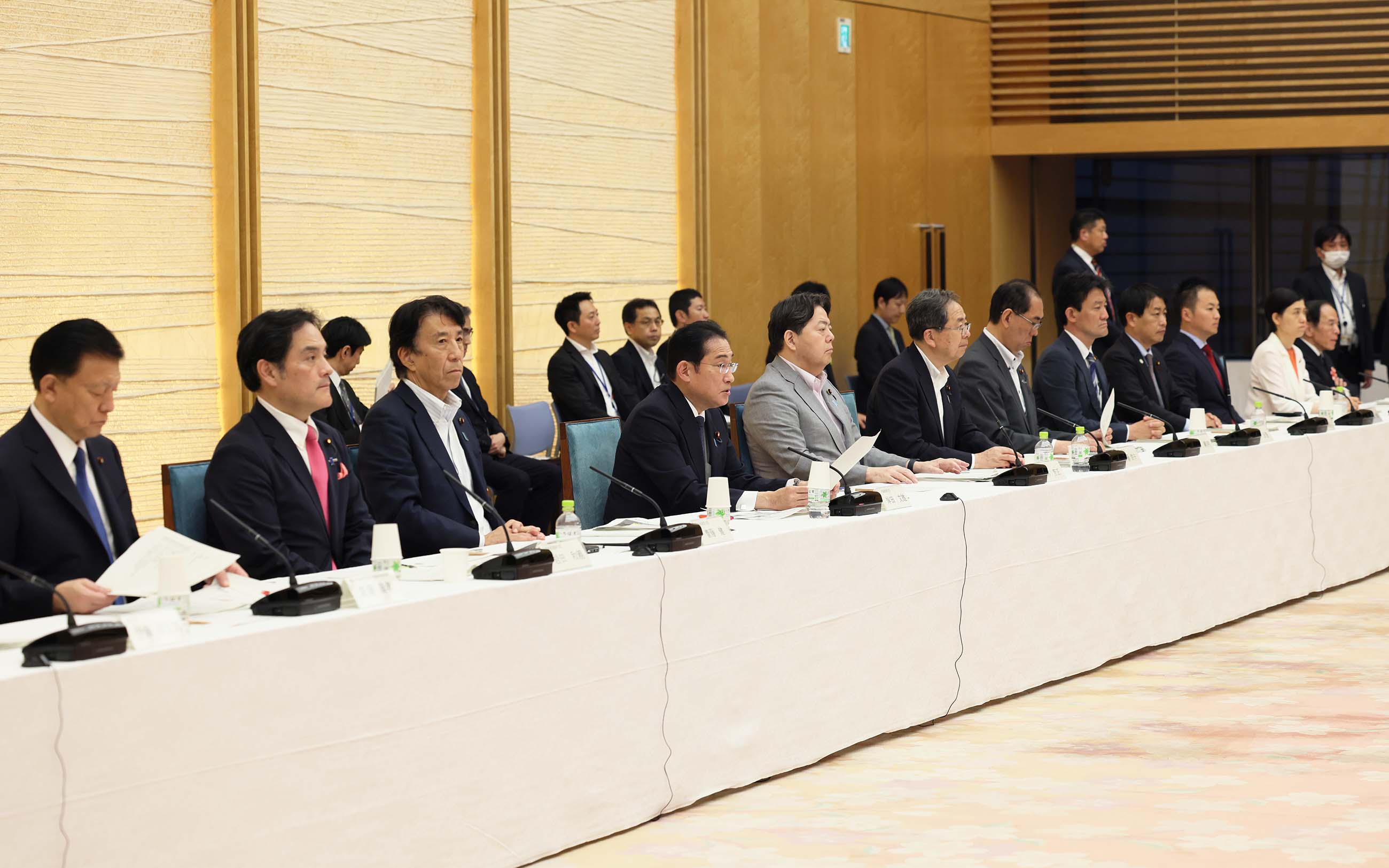 Prime Minister Kishida wrapping up a meeting (6)