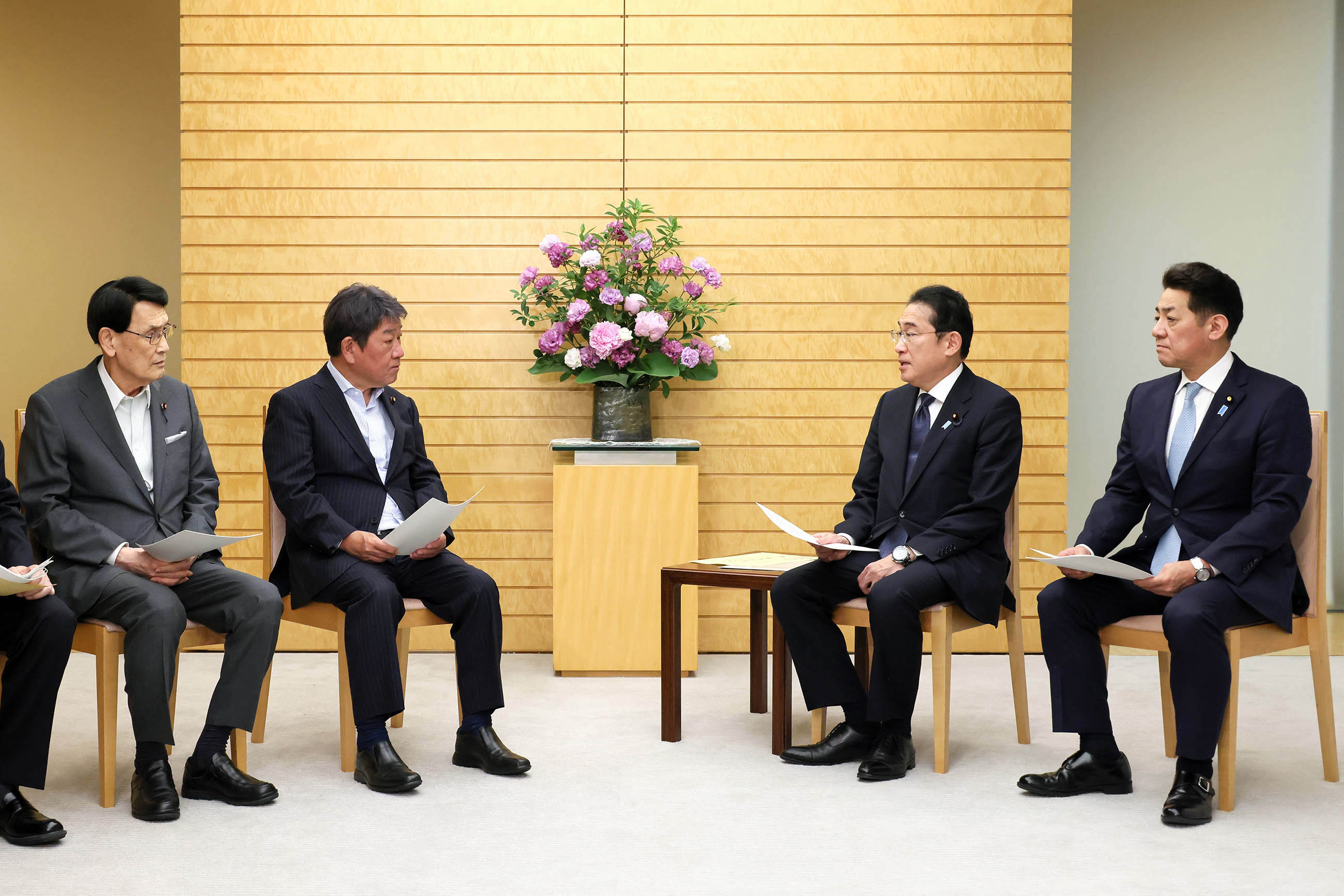 Prime Minister Kishida receiving a proposal (4)